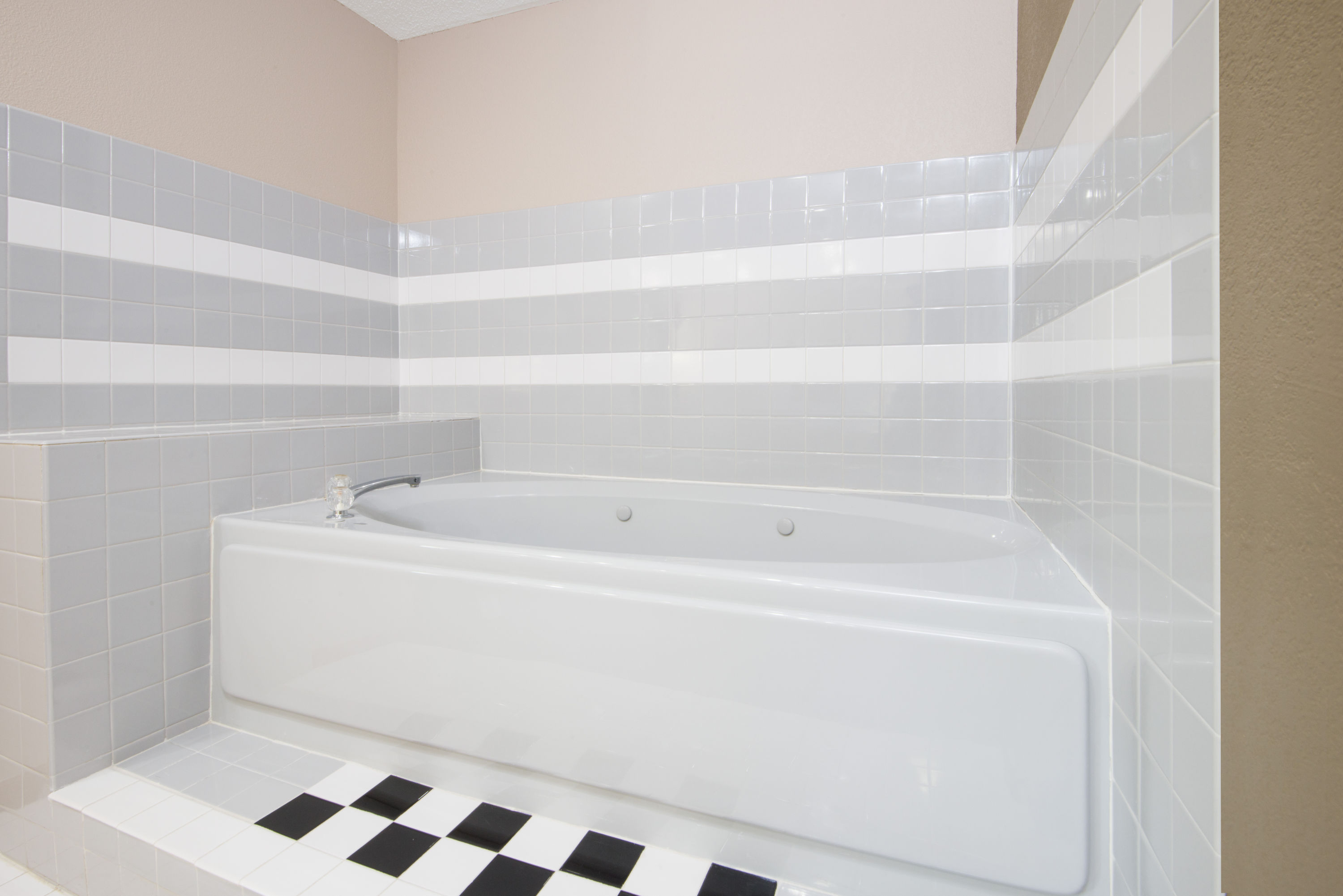 Guest room bath at the Super 8 by Wyndham Knoxville in Knoxville, Iowa