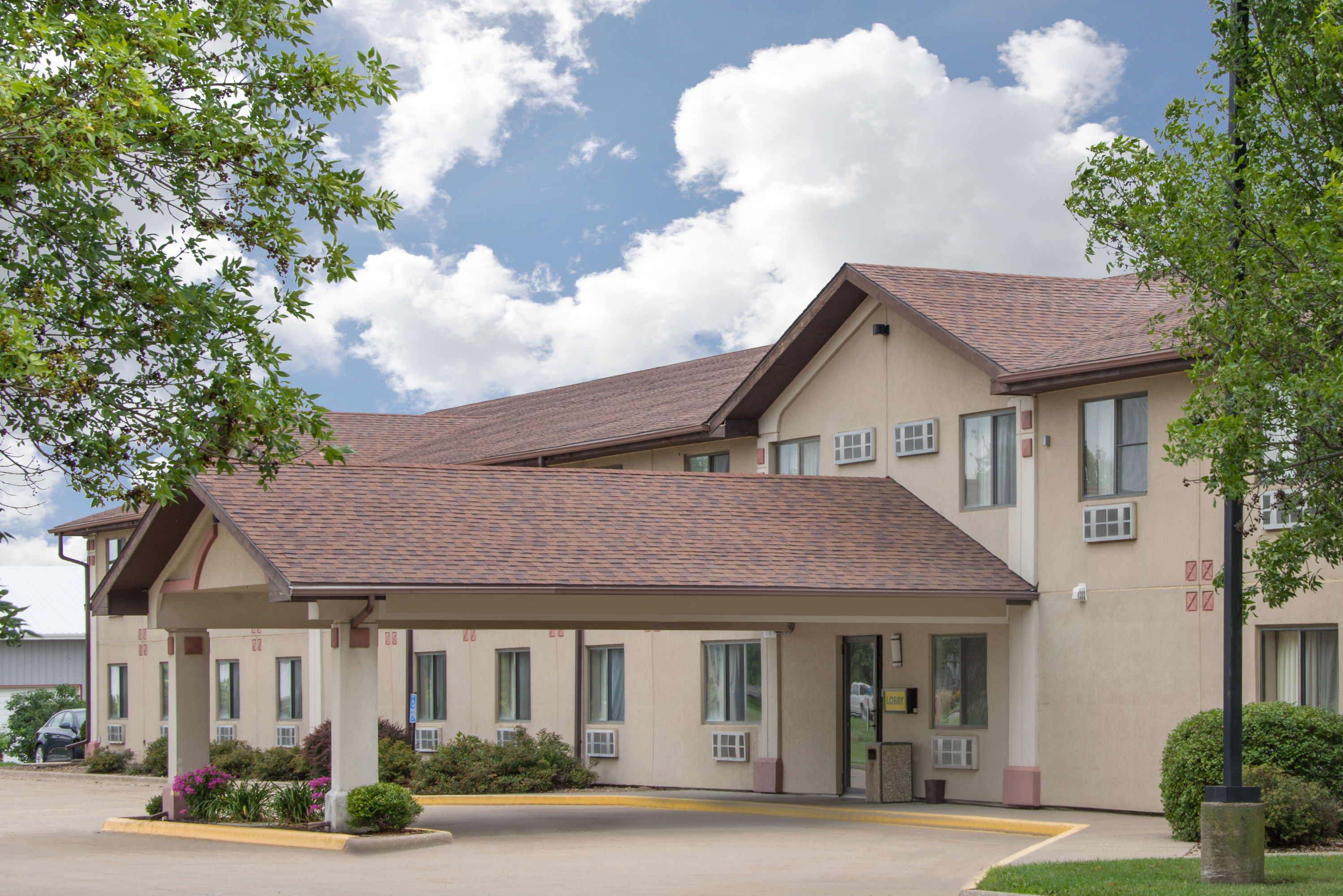 Exterior Day Image of Super 8 by Wyndham Knoxville hotel in Knoxville, Iowa