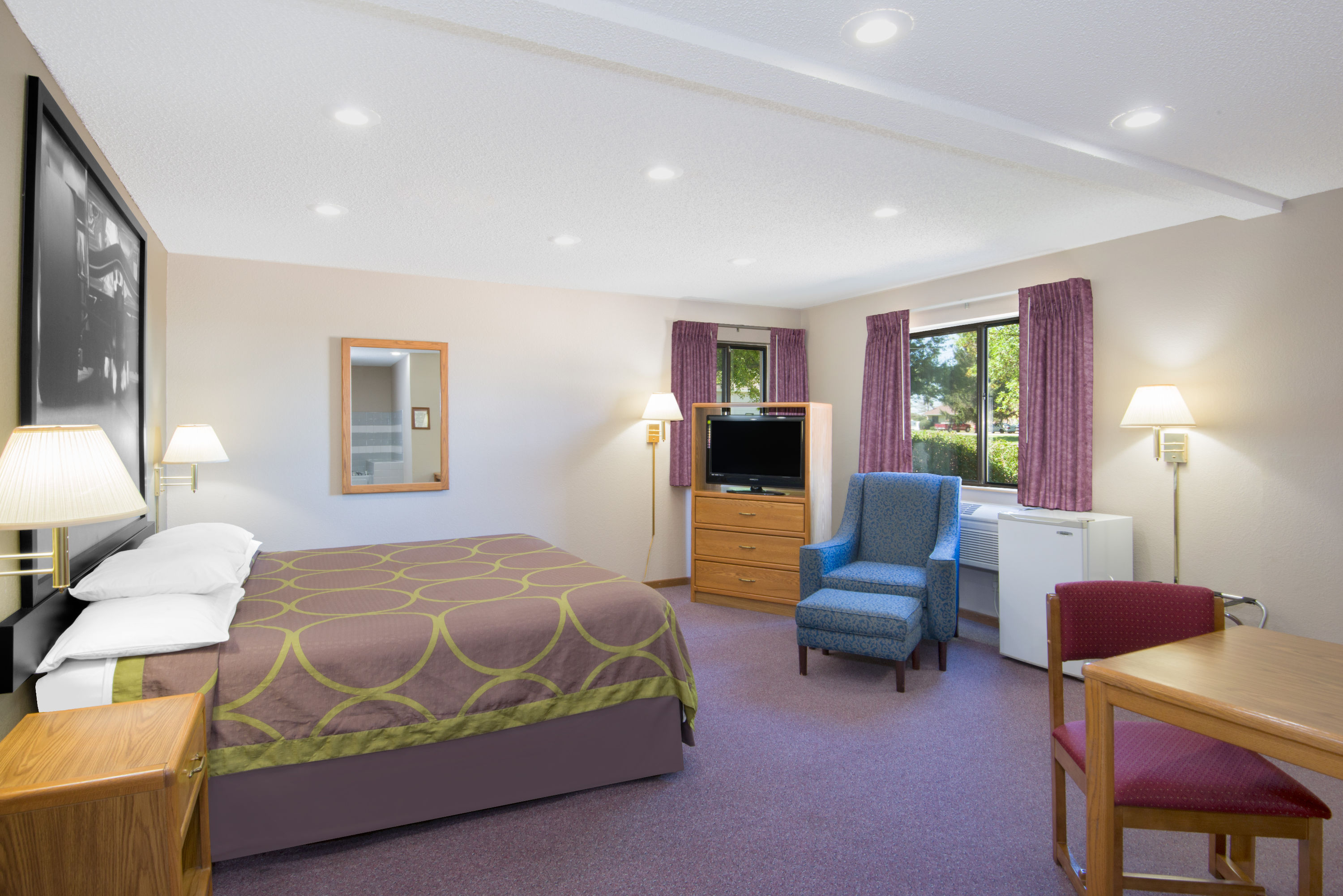 Guest room at the Super 8 by Wyndham Knoxville in Knoxville, Iowa