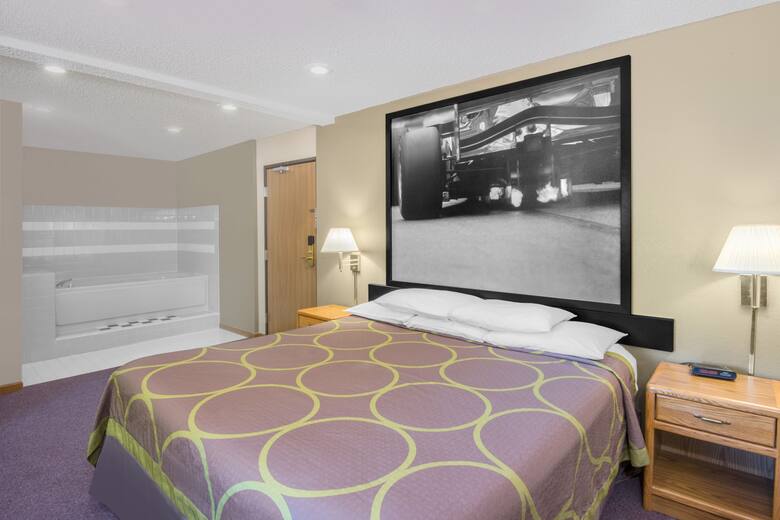 Super 8 Knoxville Hotels Ia 50138 3509 Guest Room At The Super 8 Knoxville In Iowa