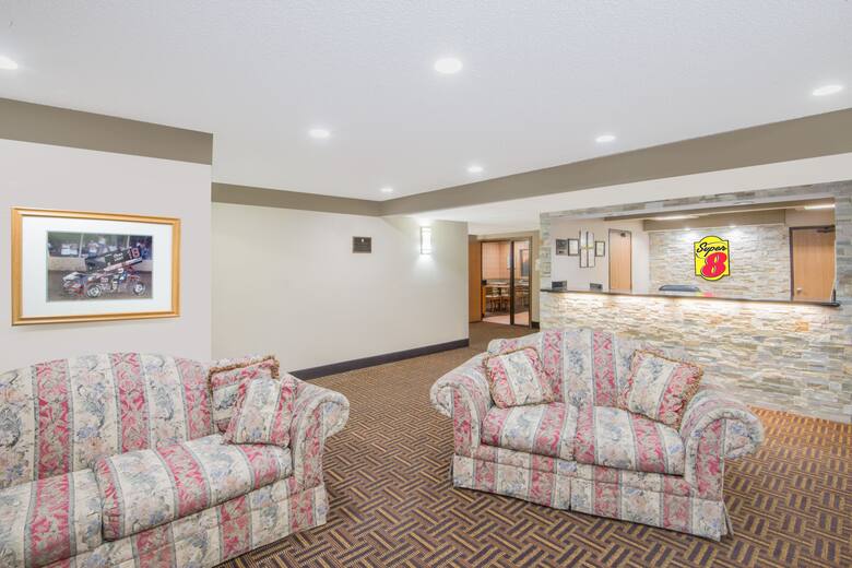 Super 8 By Wyndham Knoxville Hotels Ia 50138 3509 Super 8 By Wyndham Knoxville Hotel Lobby In Iowa