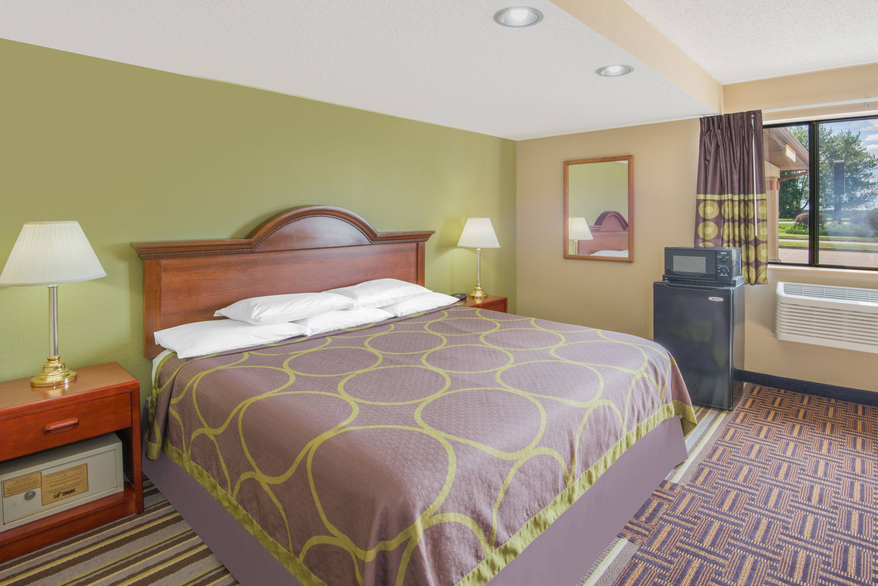 Super 8 by Wyndham Knoxville suite in Knoxville, Iowa