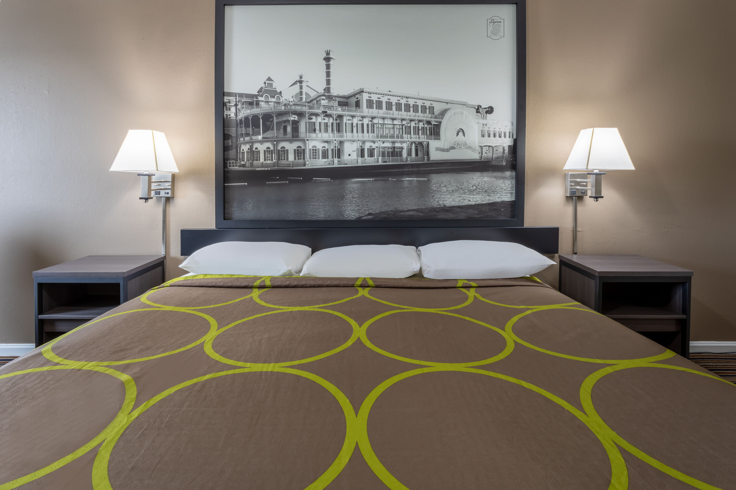 Guest room at the Super 8 by Wyndham Missouri Valley in Missouri Valley, Iowa