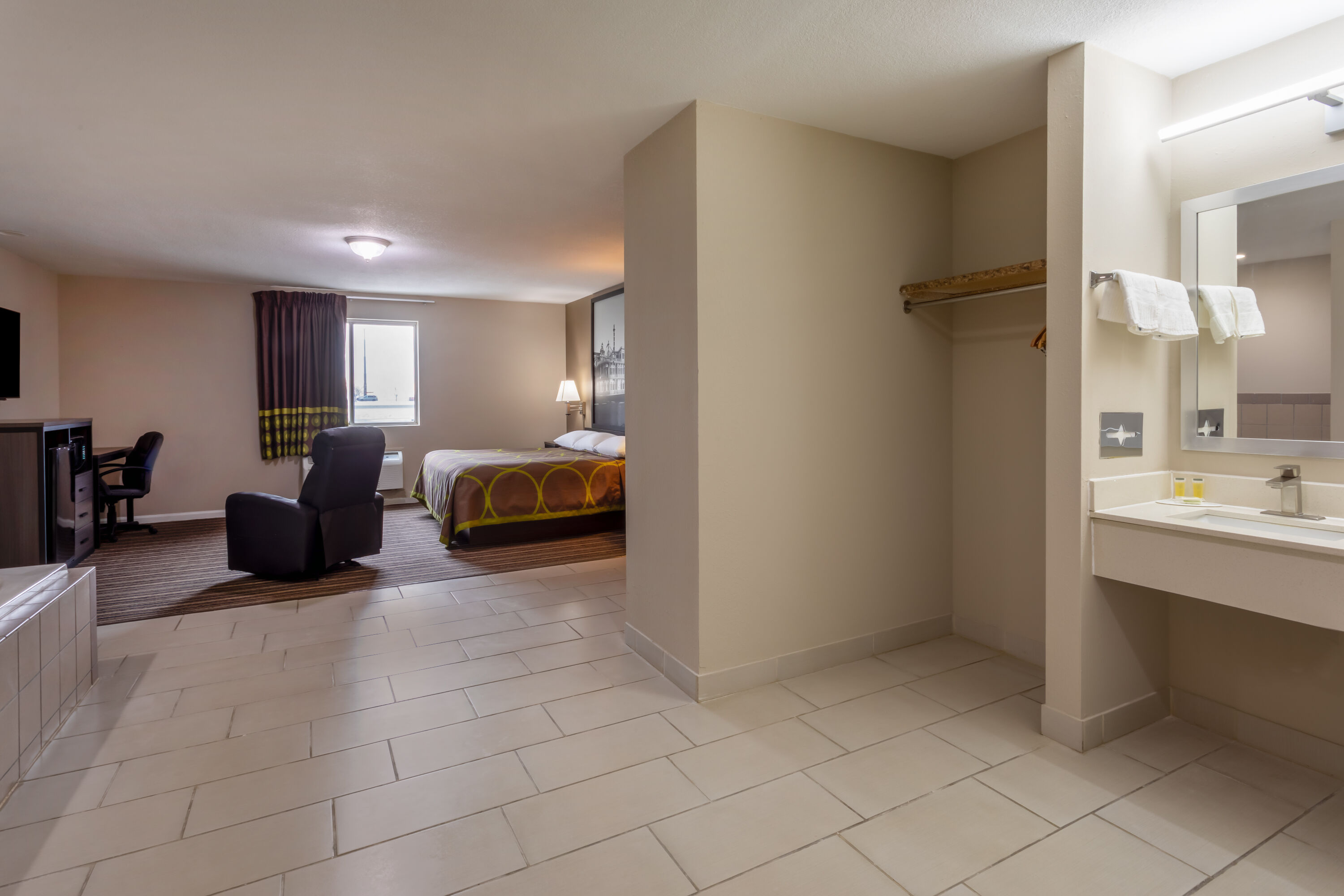 Super 8 by Wyndham Missouri Valley suite in Missouri Valley, Iowa