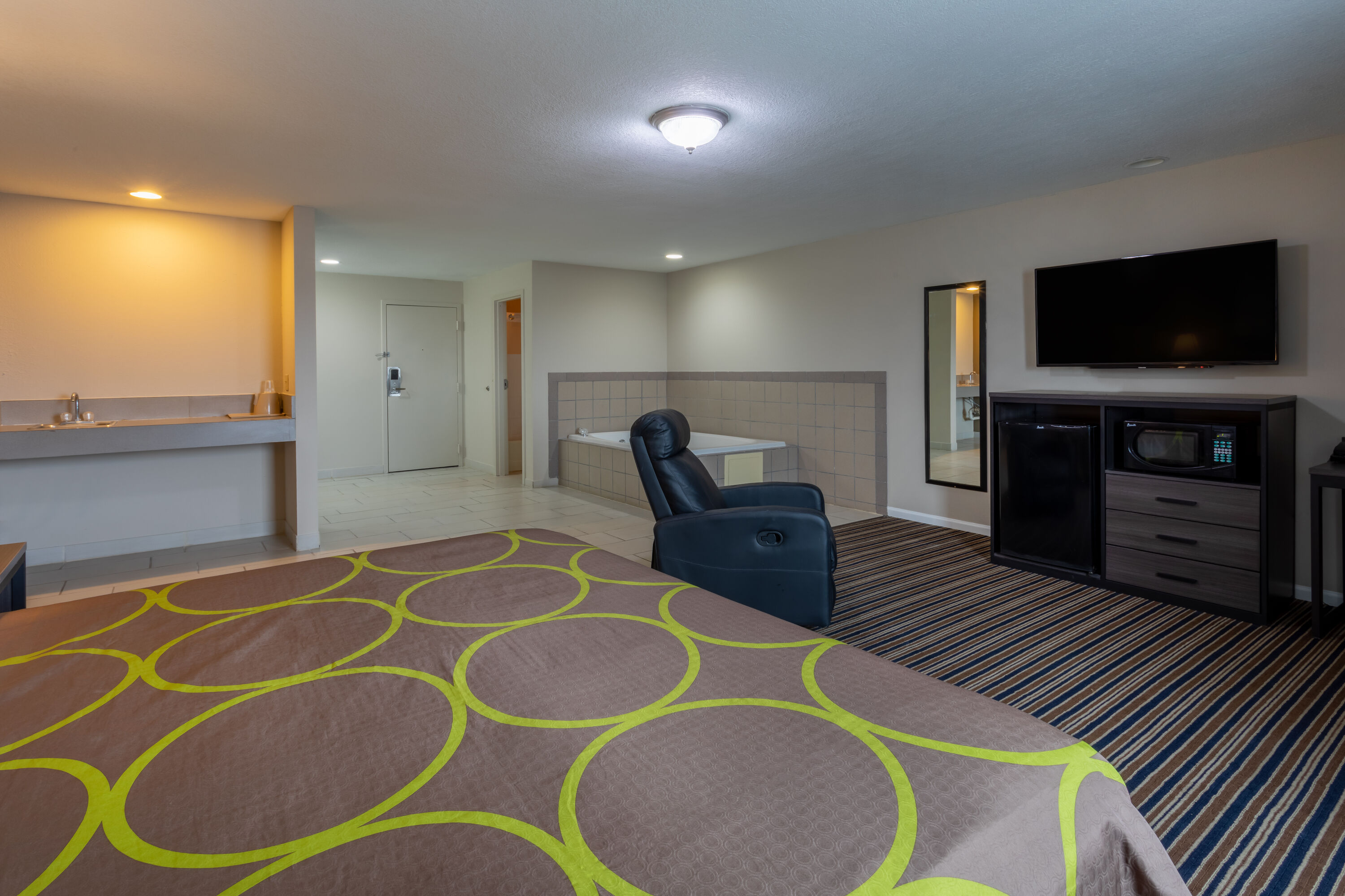 Super 8 by Wyndham Missouri Valley suite in Missouri Valley, Iowa