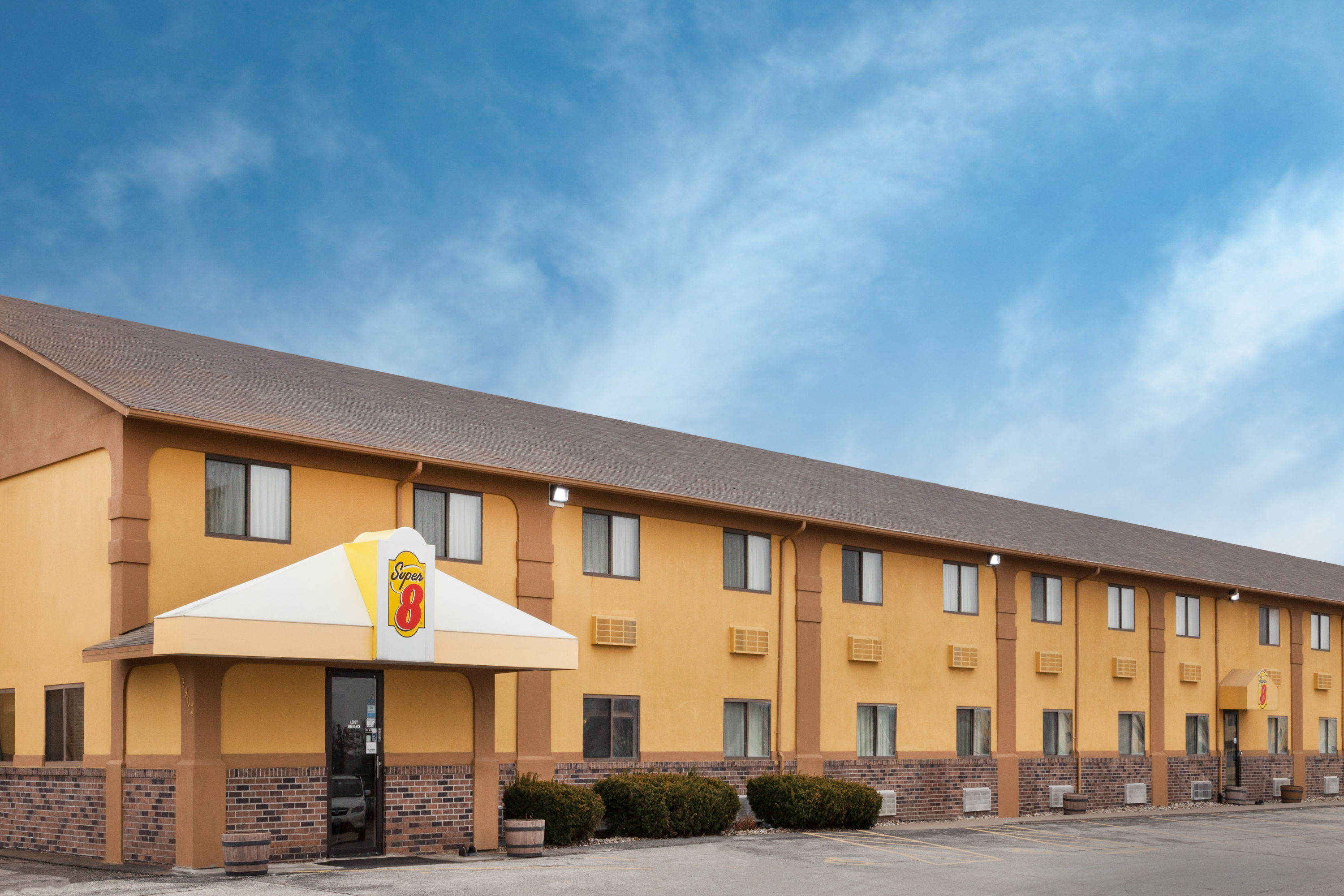 Exterior Day Image of Super 8 by Wyndham Muscatine hotel in Muscatine, Iowa