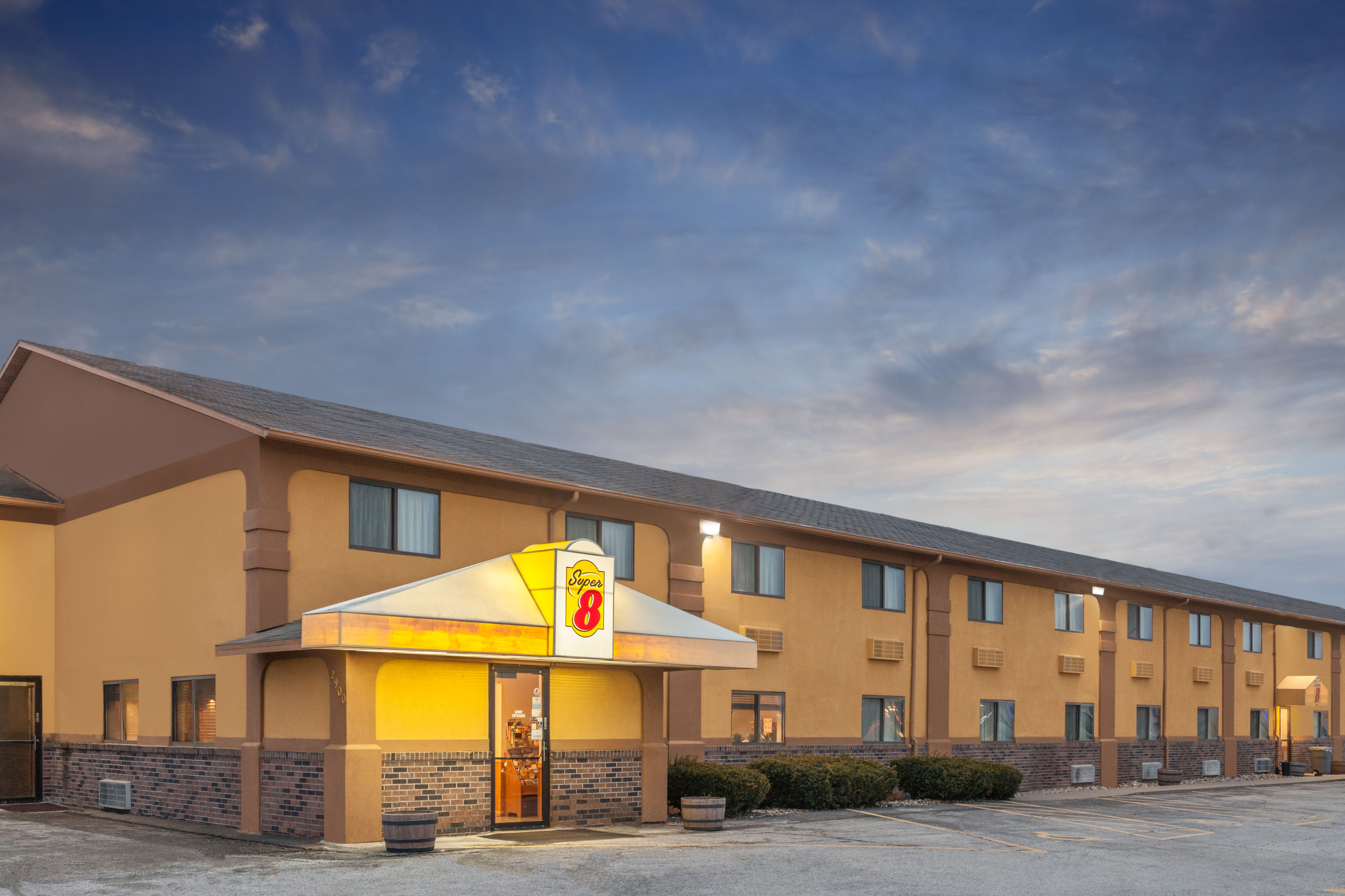 Exterior Dusk Image of Super 8 by Wyndham Muscatine hotel in Muscatine, Iowa