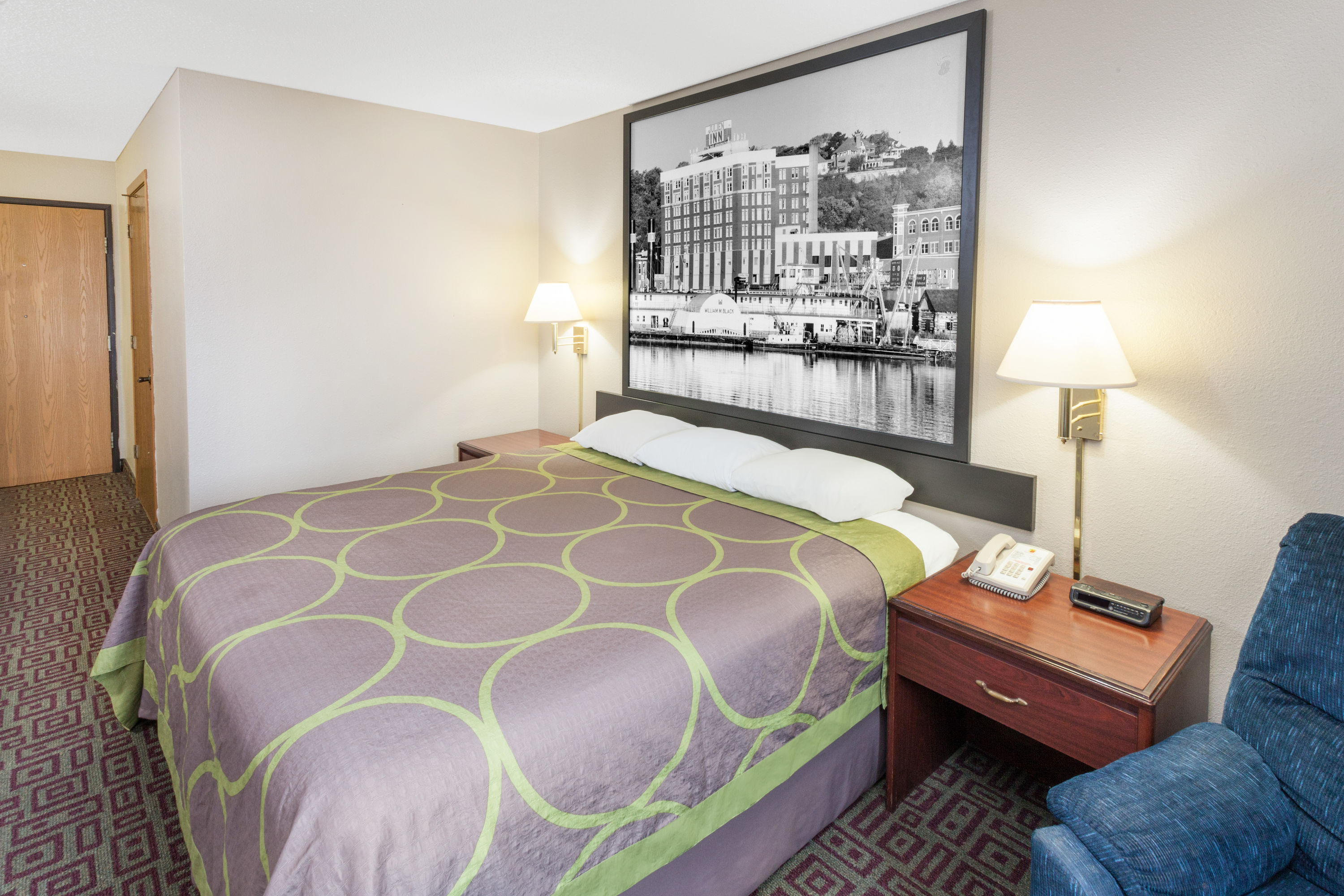 Guest room at the Super 8 by Wyndham Muscatine in Muscatine, Iowa