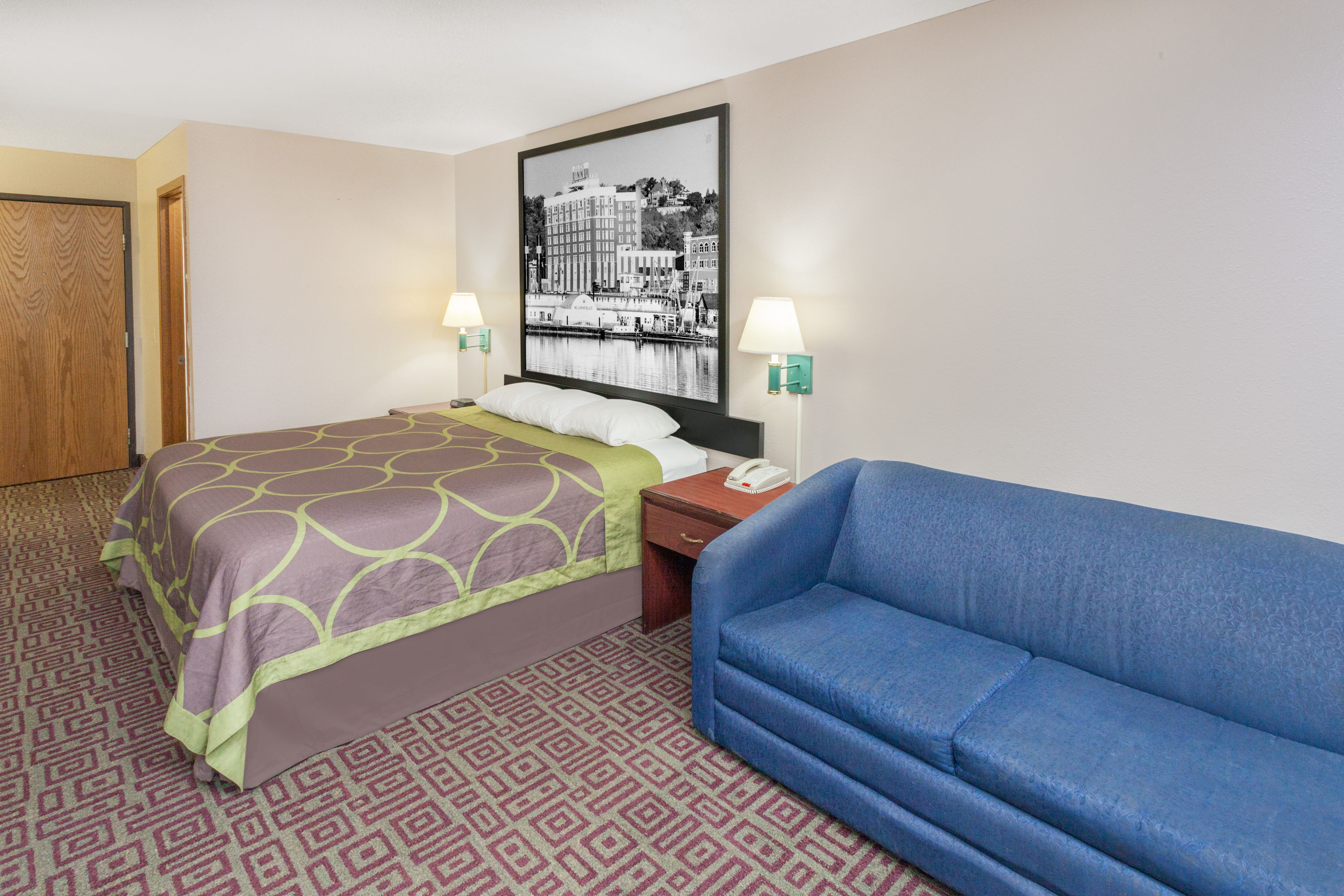 Super 8 by Wyndham Muscatine suite in Muscatine, Iowa