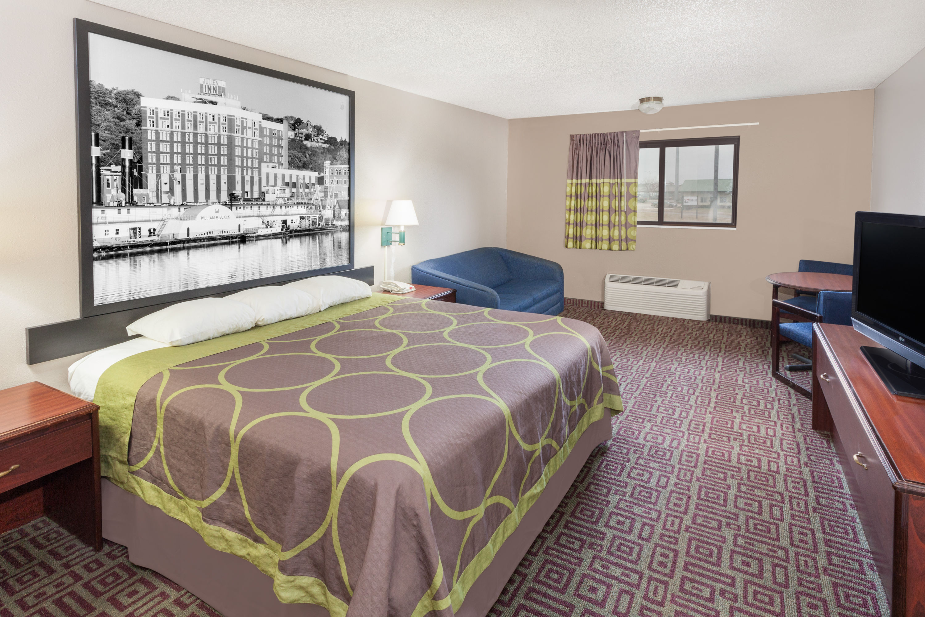 Super 8 by Wyndham Muscatine suite in Muscatine, Iowa