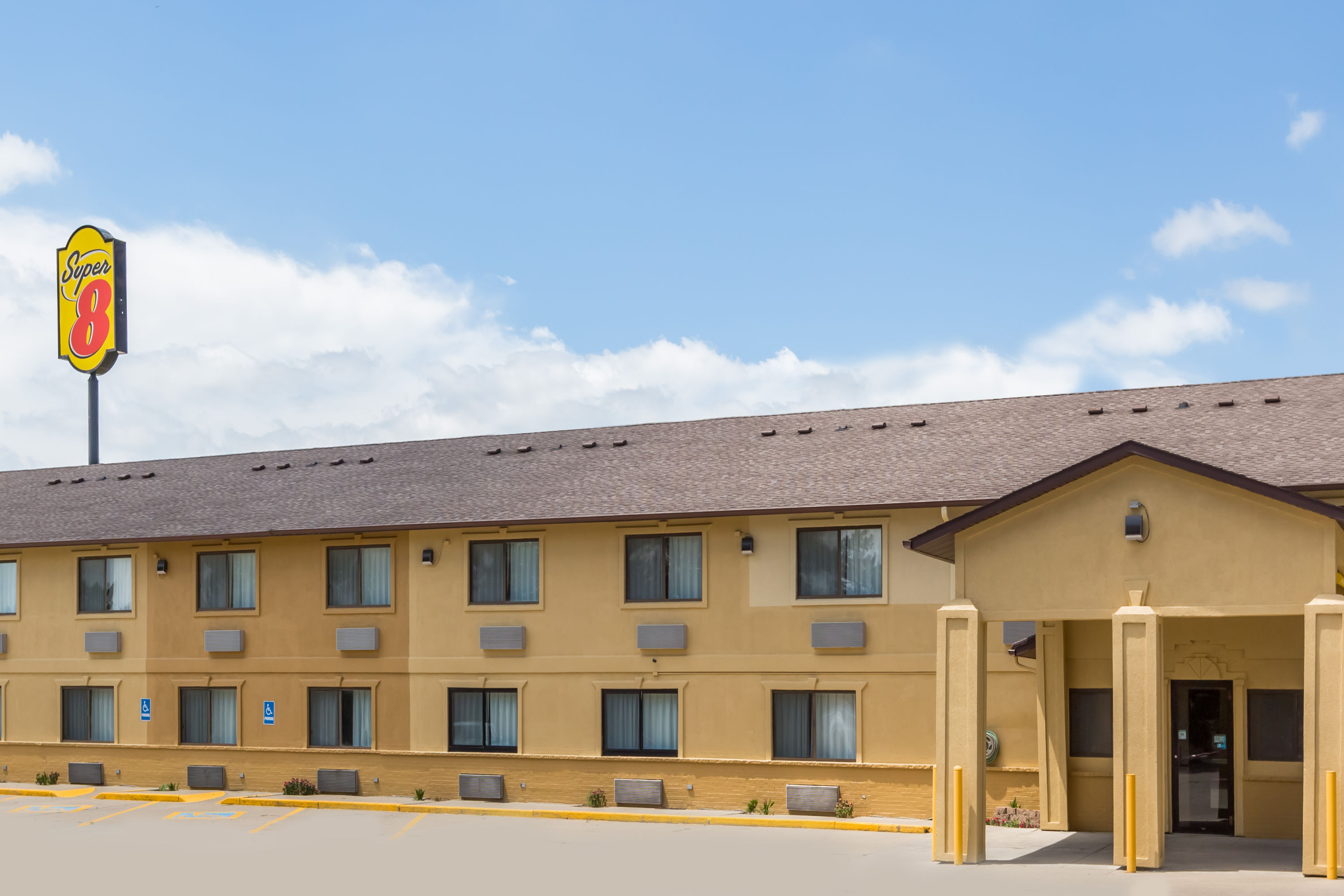 Exterior Day Image of Super 8 by Wyndham Newton hotel in Newton, Iowa