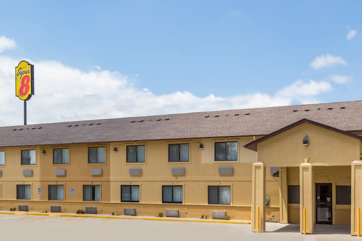 Super 8 By Wyndham Newton Ia Hotels