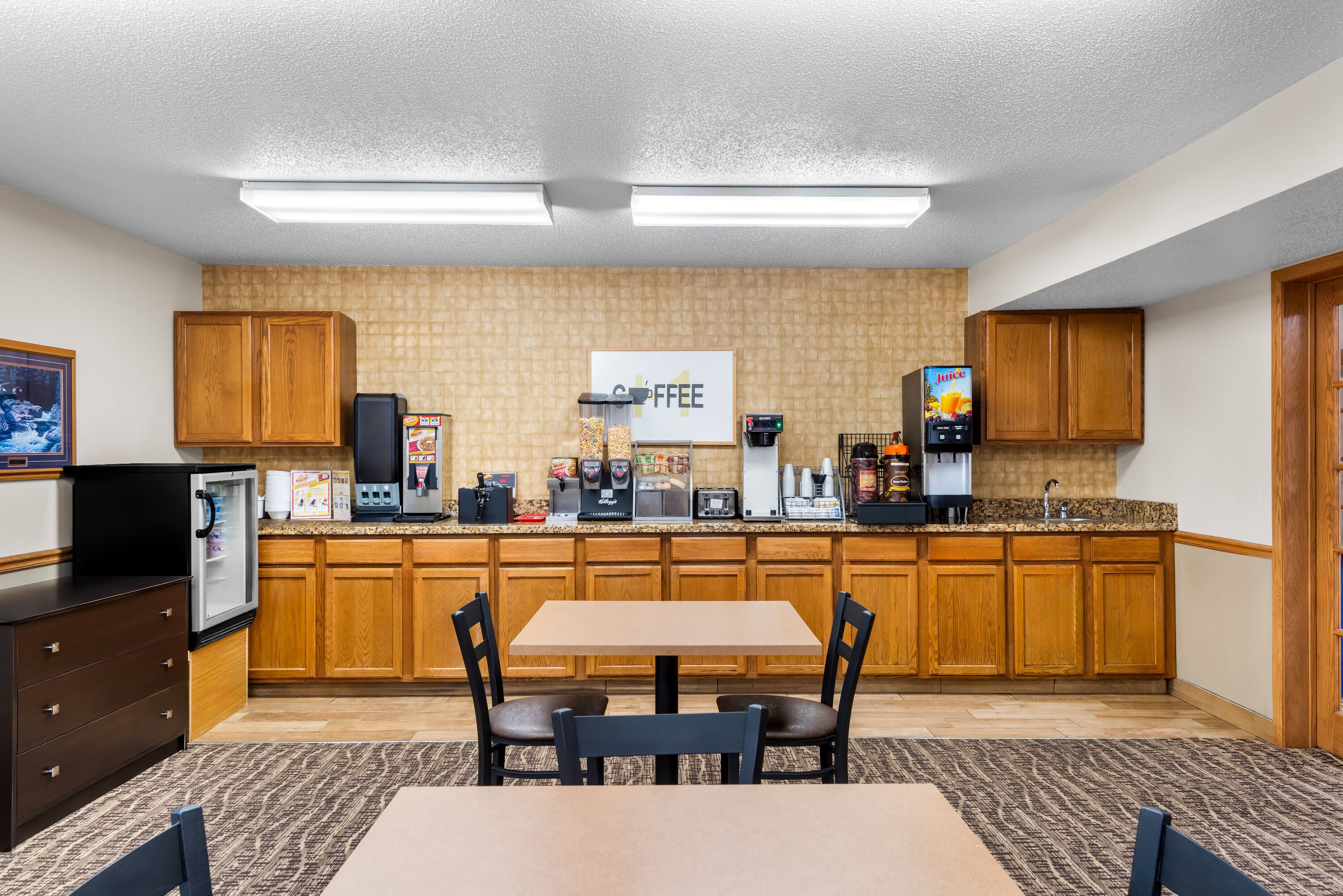 Super 8 by Wyndham Oelwein restaurant breakfast area with seating in Oelwein, Iowa