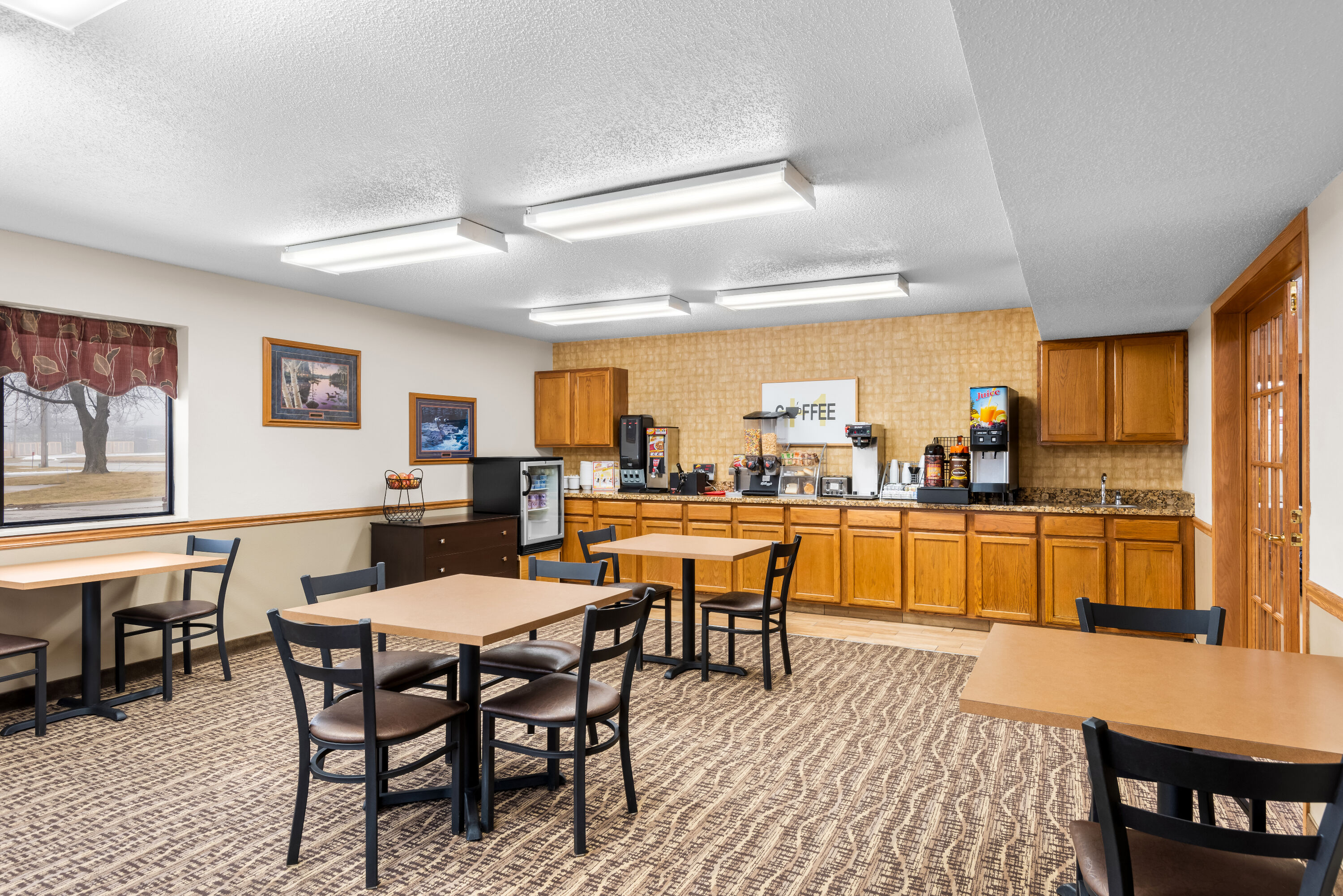 Super 8 by Wyndham Oelwein restaurant breakfast area with seating in Oelwein, Iowa