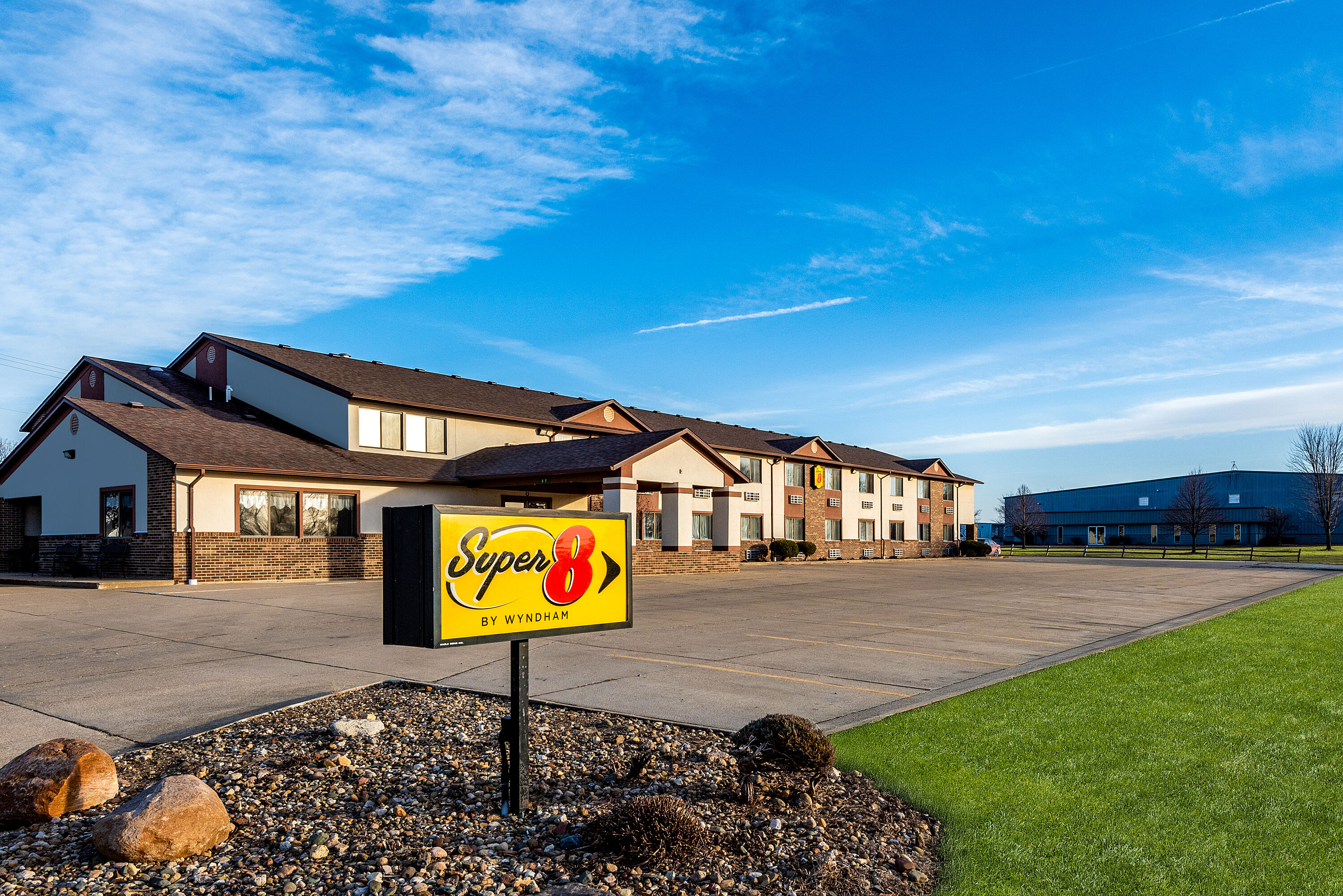 Exterior Day Image of Super 8 by Wyndham Oelwein hotel in Oelwein, Iowa