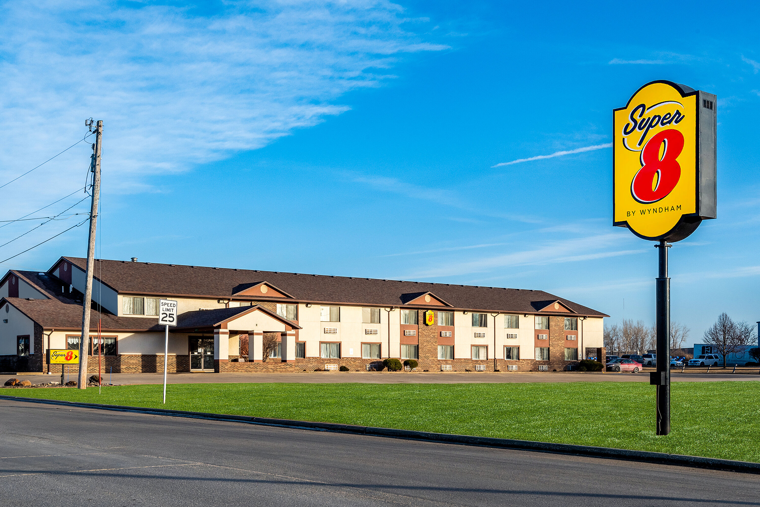 Exterior Day Image of Super 8 by Wyndham Oelwein hotel in Oelwein, Iowa
