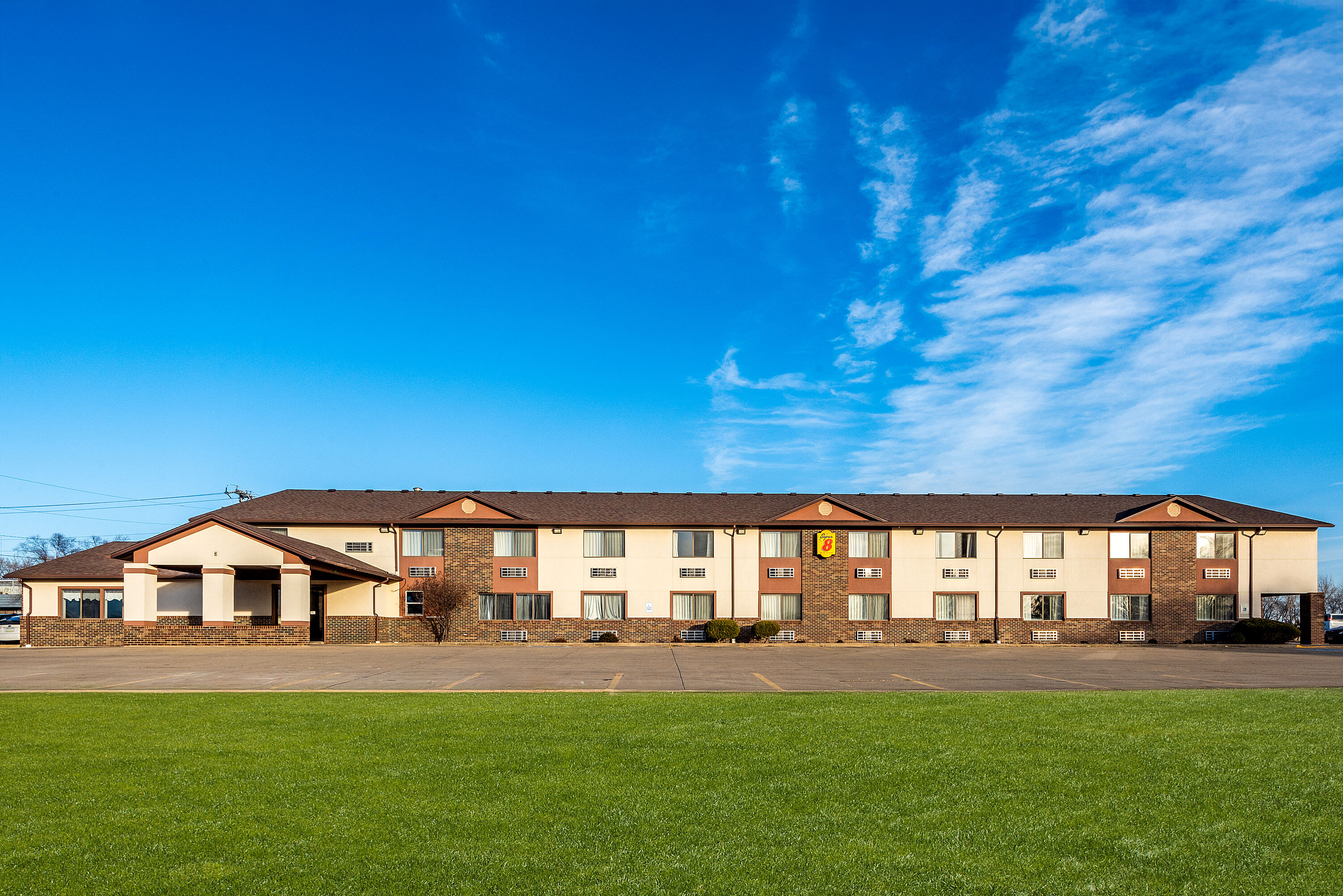 Exterior Day Image of Super 8 by Wyndham Oelwein hotel in Oelwein, Iowa