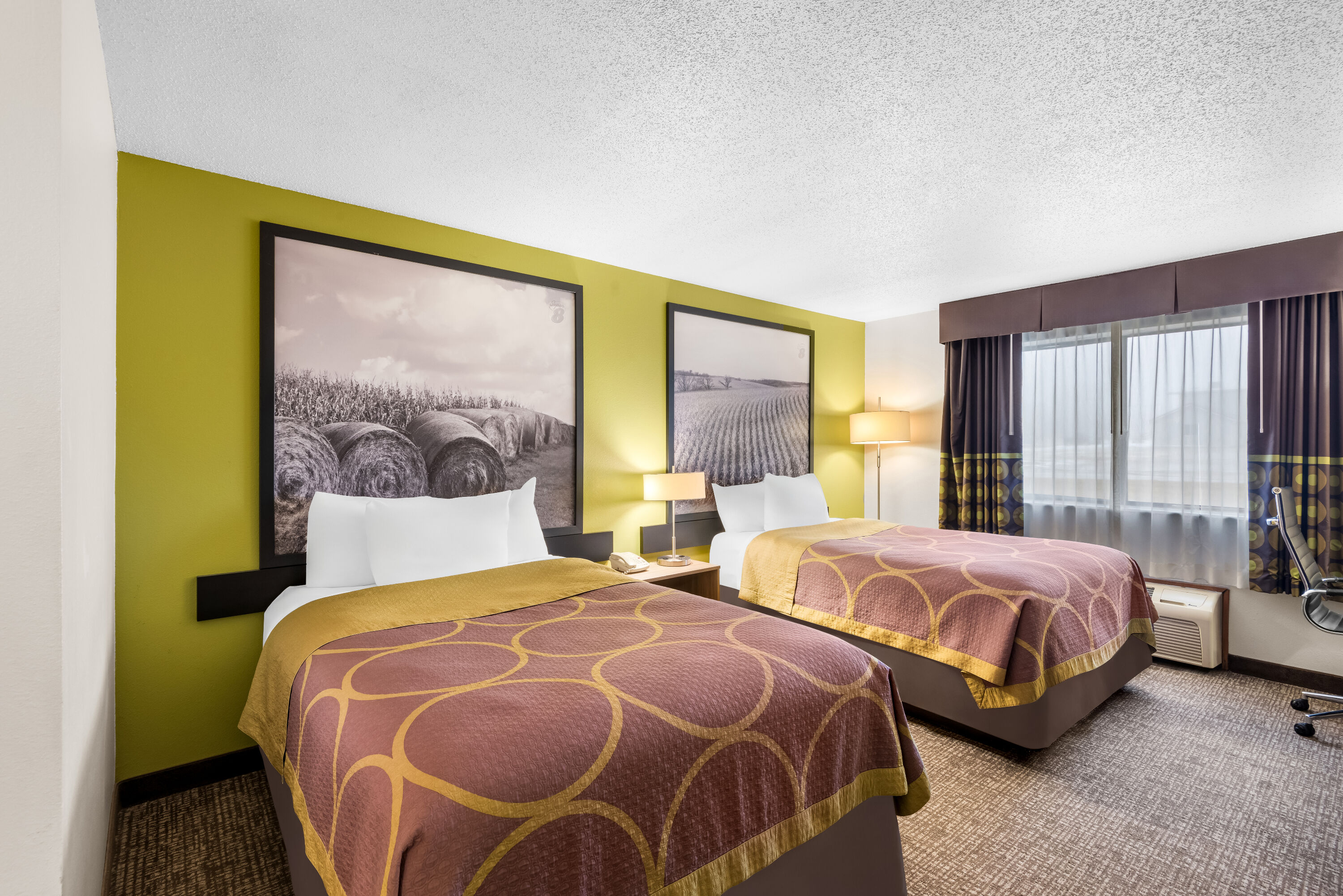 Double bed guest room at the Super 8 by Wyndham Oelwein in Oelwein, Iowa