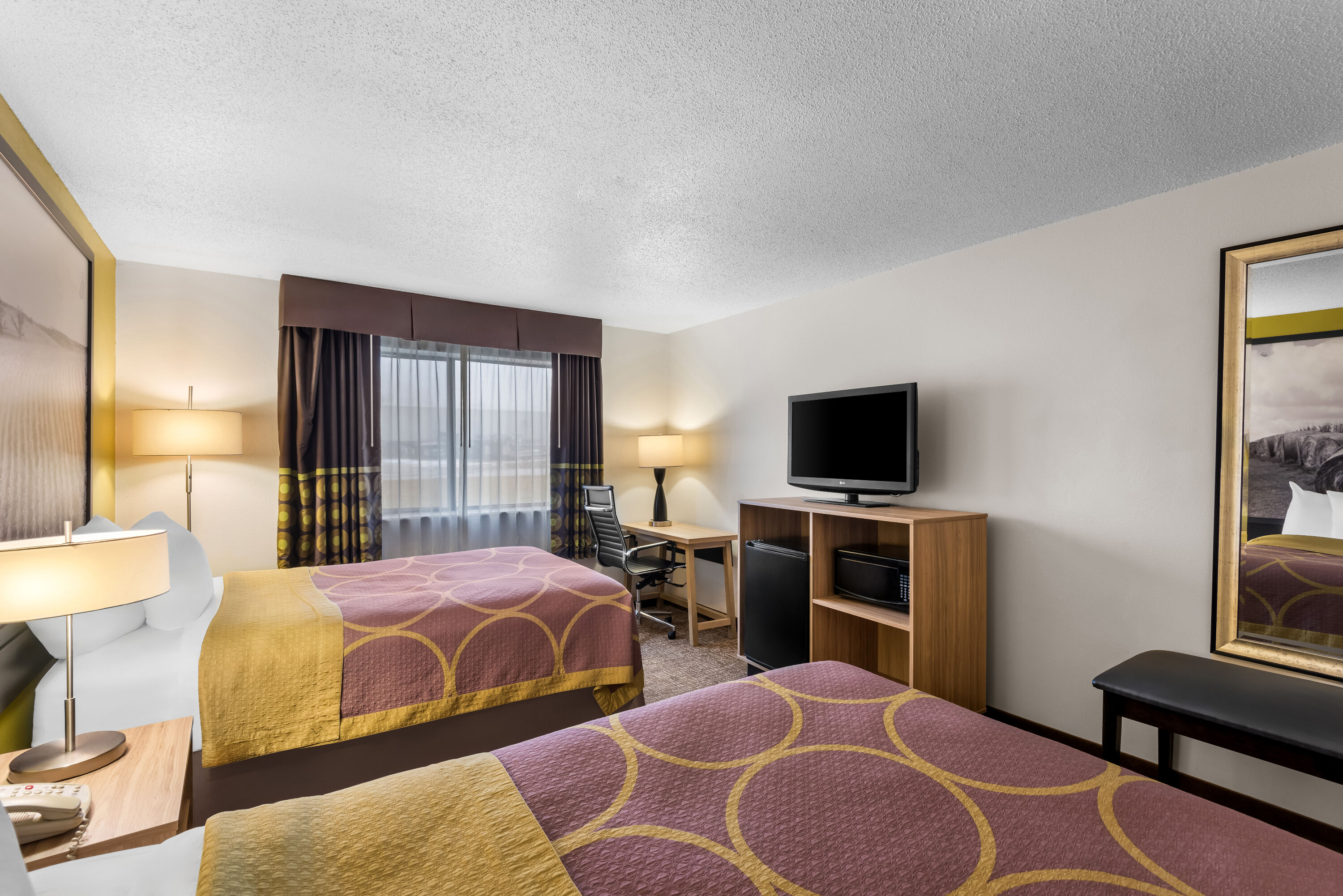 Double bed guest room at the Super 8 by Wyndham Oelwein in Oelwein, Iowa