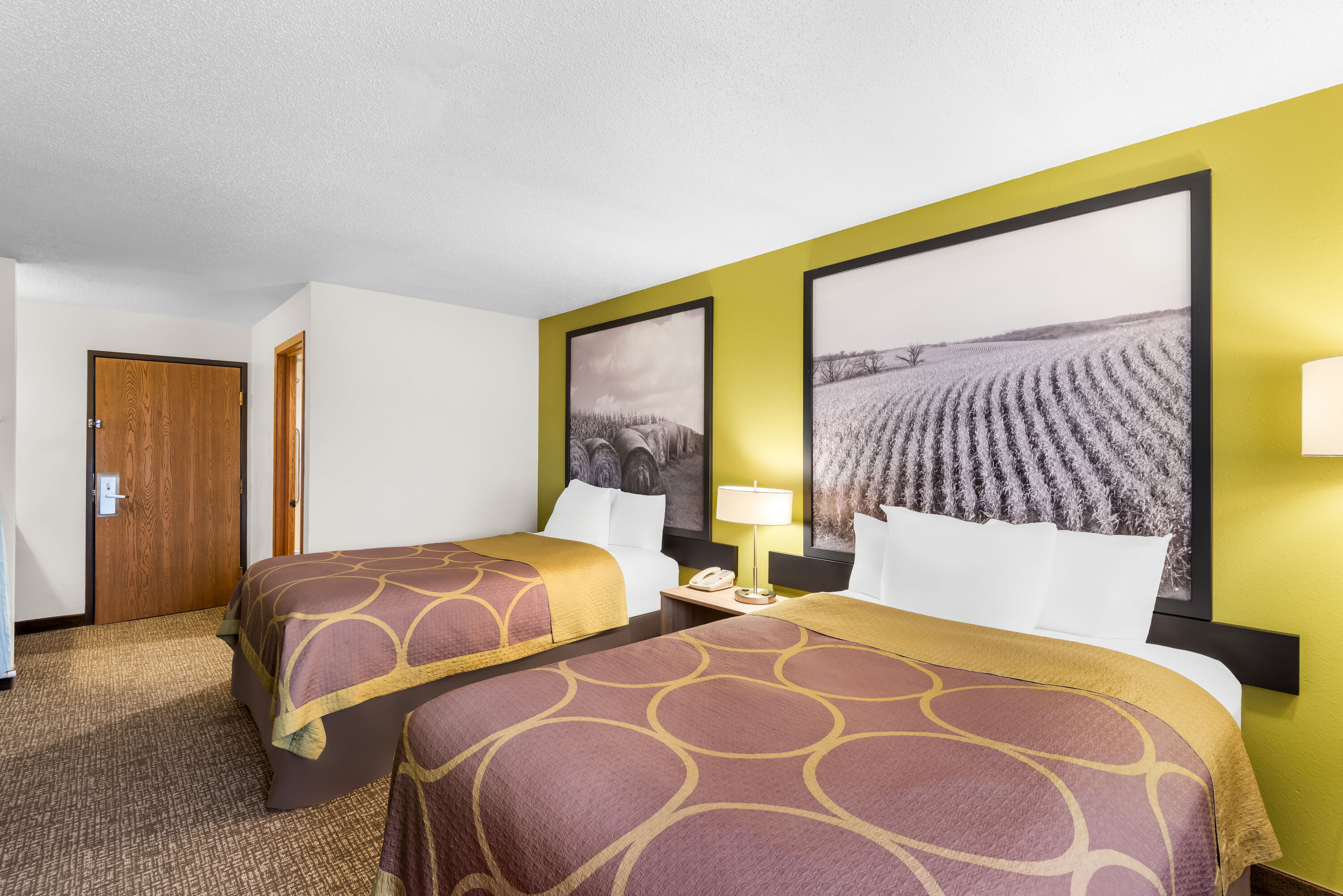 Double bed guest room at the Super 8 by Wyndham Oelwein in Oelwein, Iowa