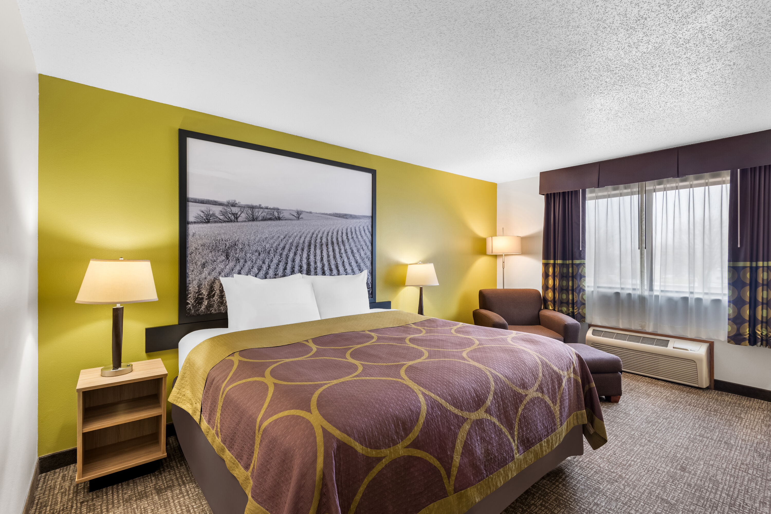 King bed guest room at the Super 8 by Wyndham Oelwein in Oelwein, Iowa