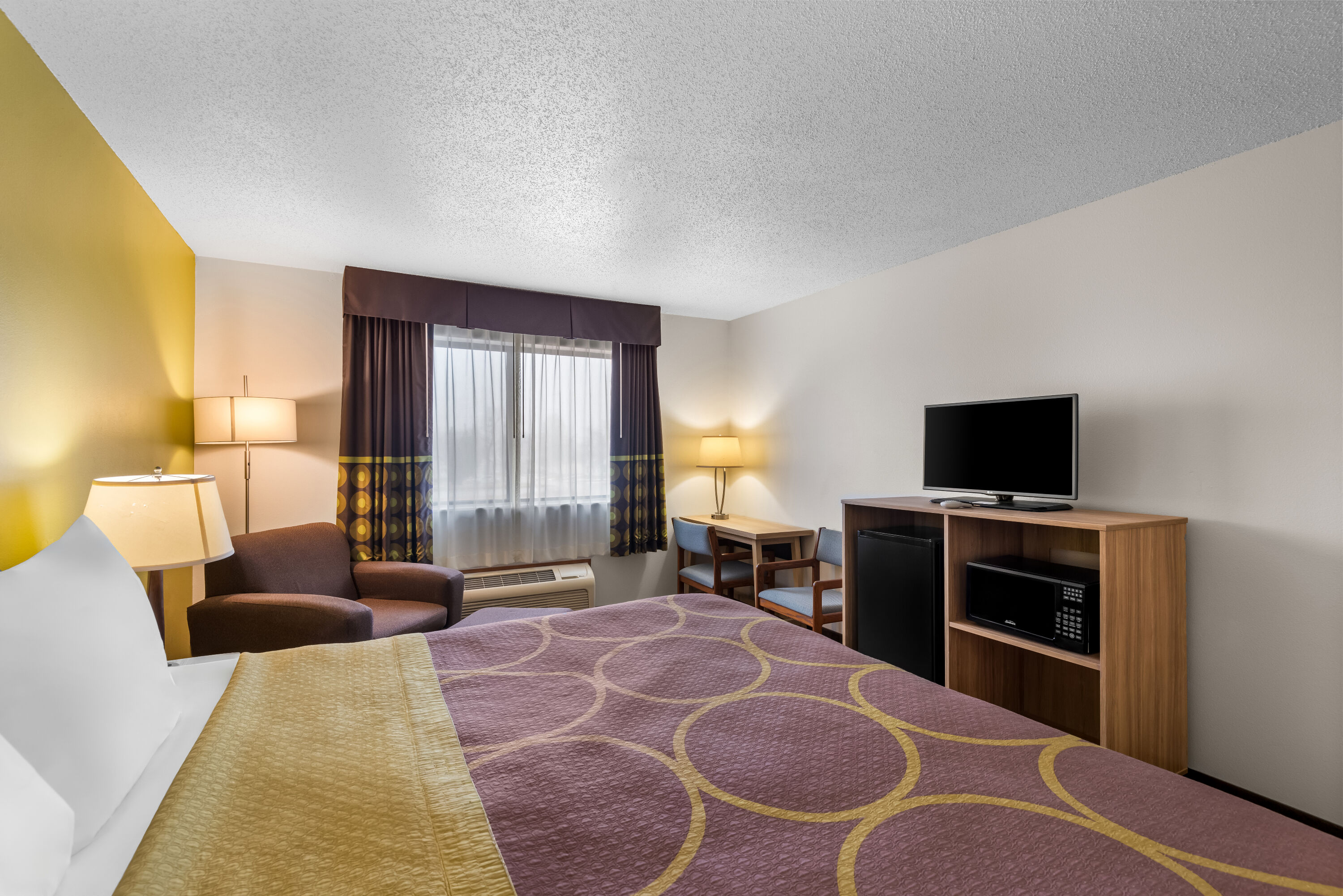 King bed guest room at the Super 8 by Wyndham Oelwein in Oelwein, Iowa