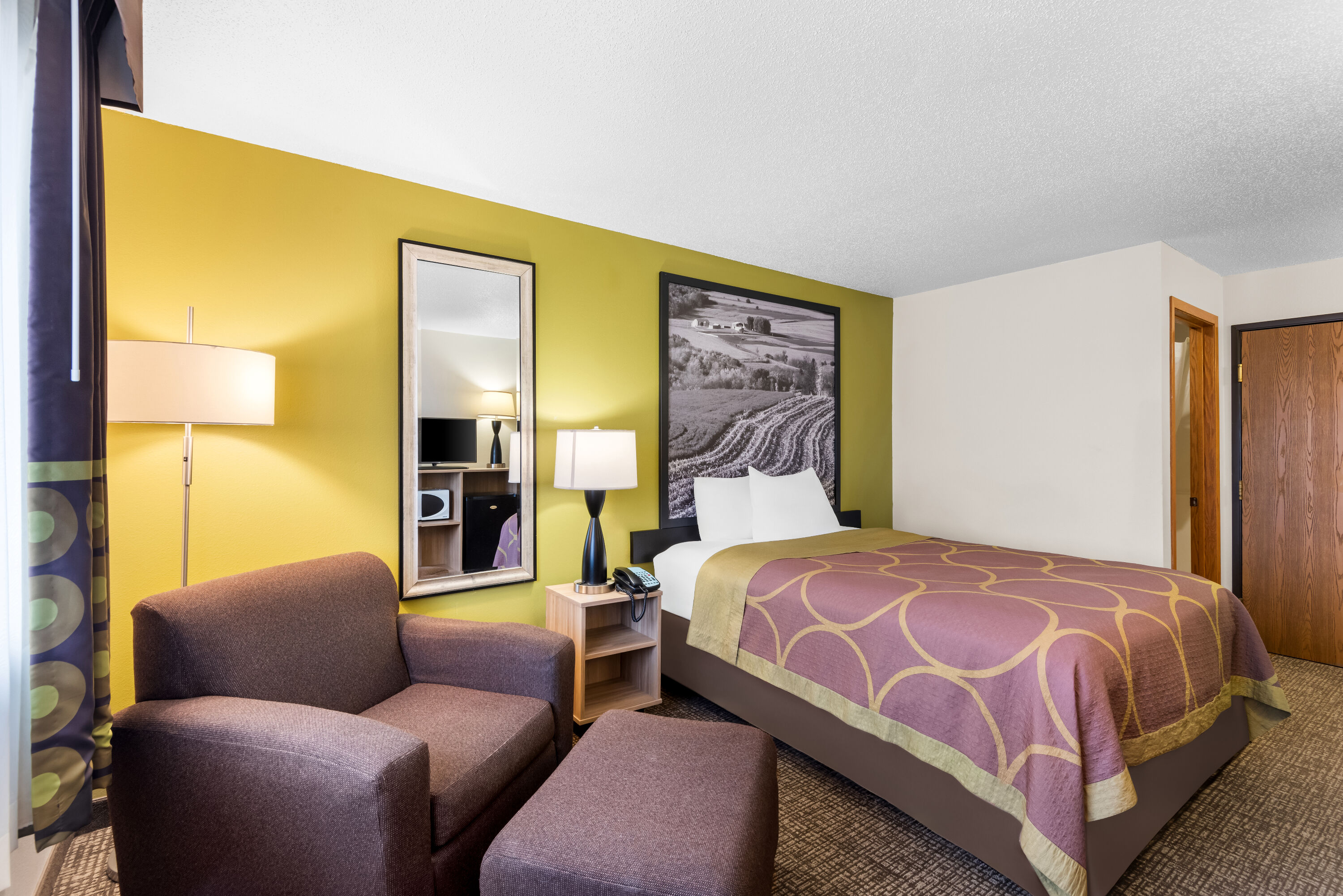 Queen bed guest room at the Super 8 by Wyndham Oelwein in Oelwein, Iowa