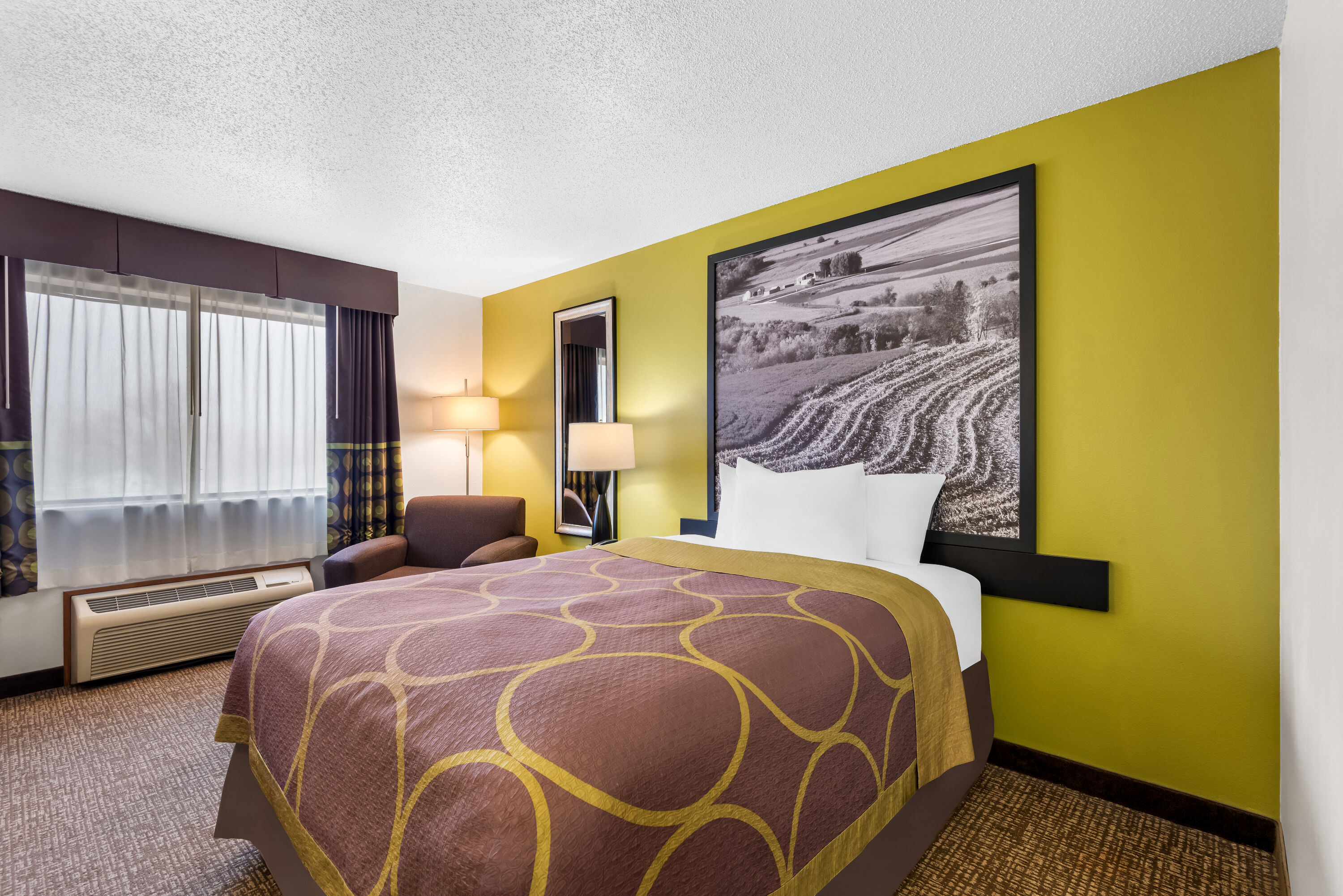 Queen bed guest room at the Super 8 by Wyndham Oelwein in Oelwein, Iowa