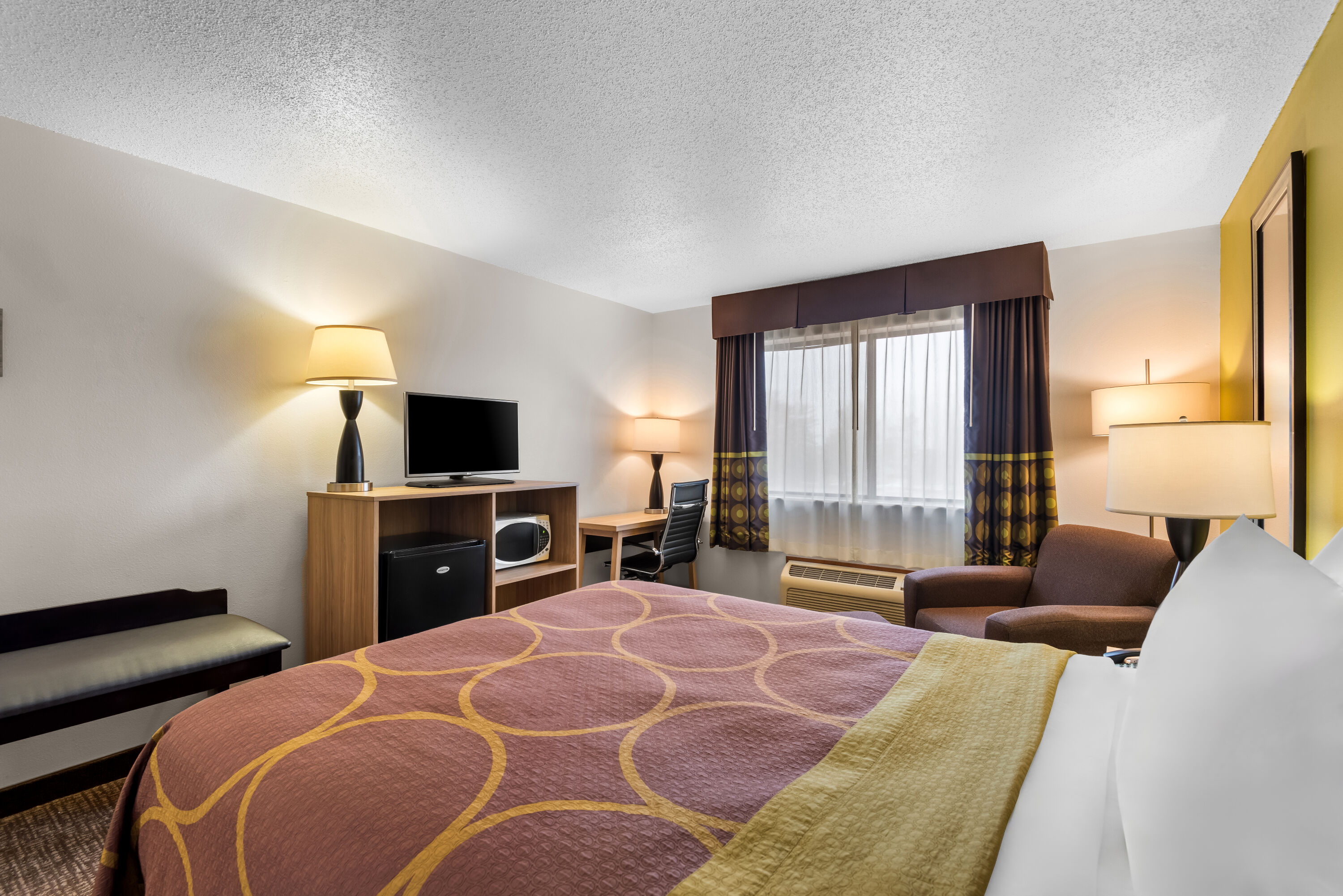 Queen bed guest room at the Super 8 by Wyndham Oelwein in Oelwein, Iowa