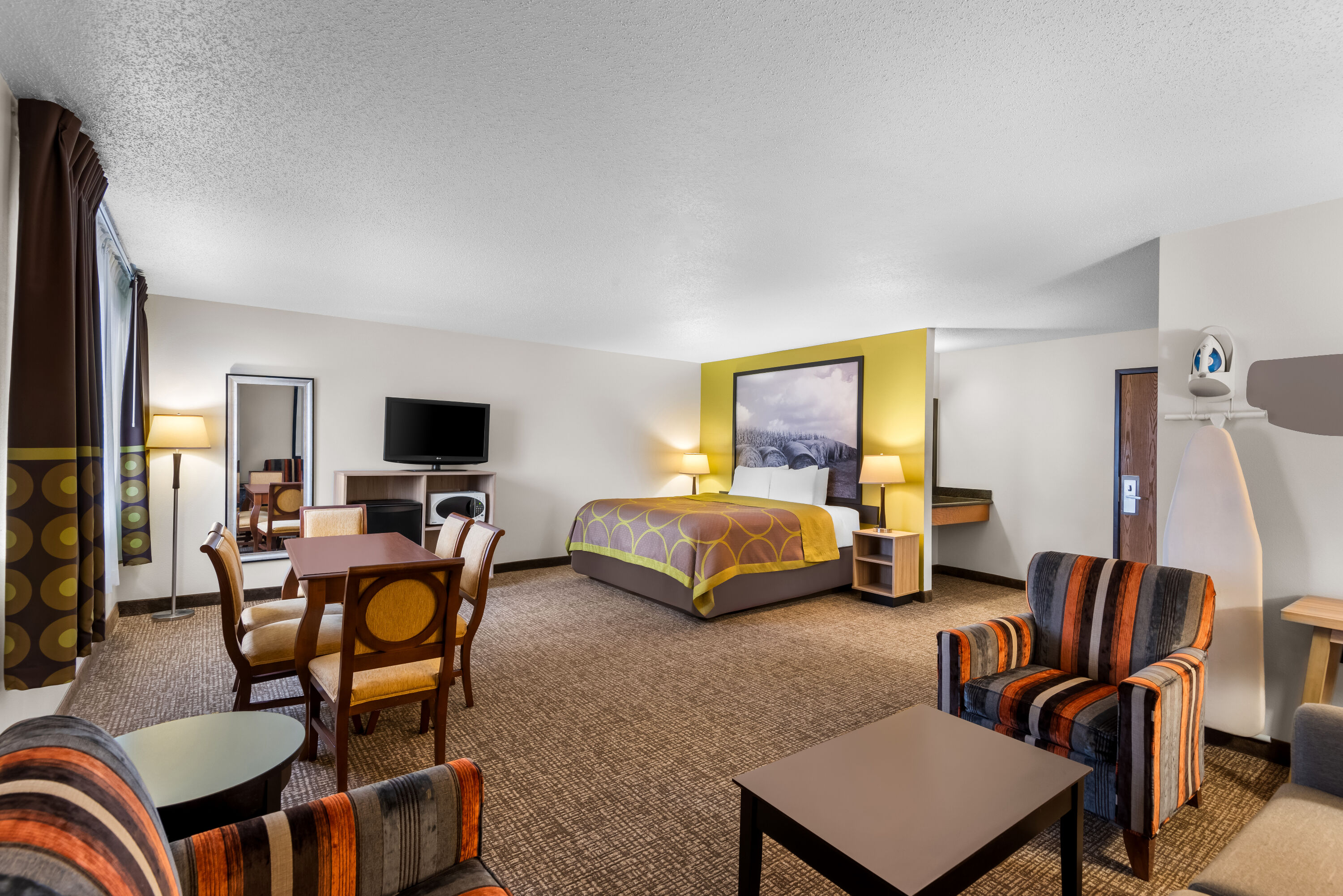 Super 8 by Wyndham Oelwein suite in Oelwein, Iowa