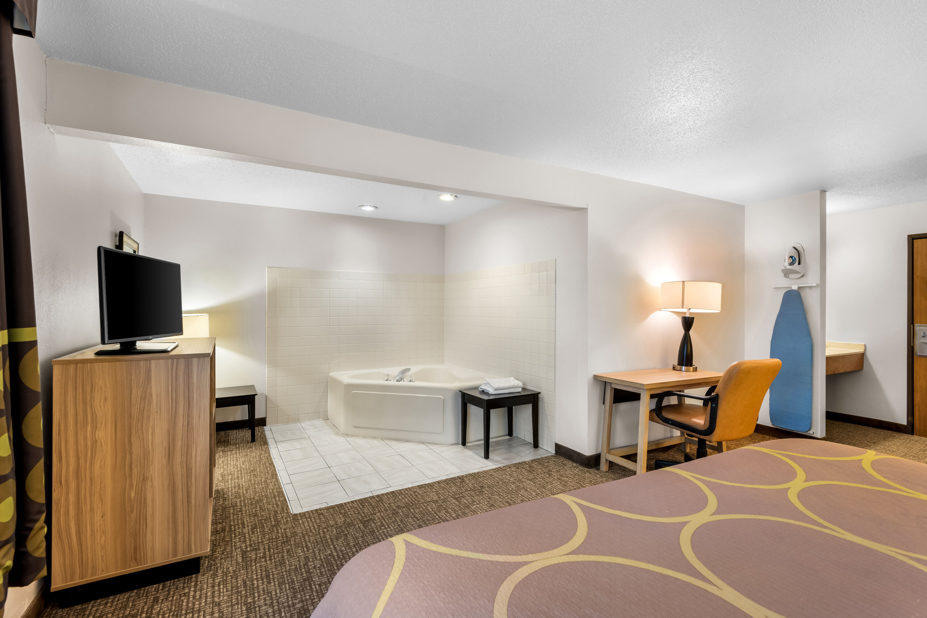 Super 8 by Wyndham Oelwein suite in Oelwein, Iowa