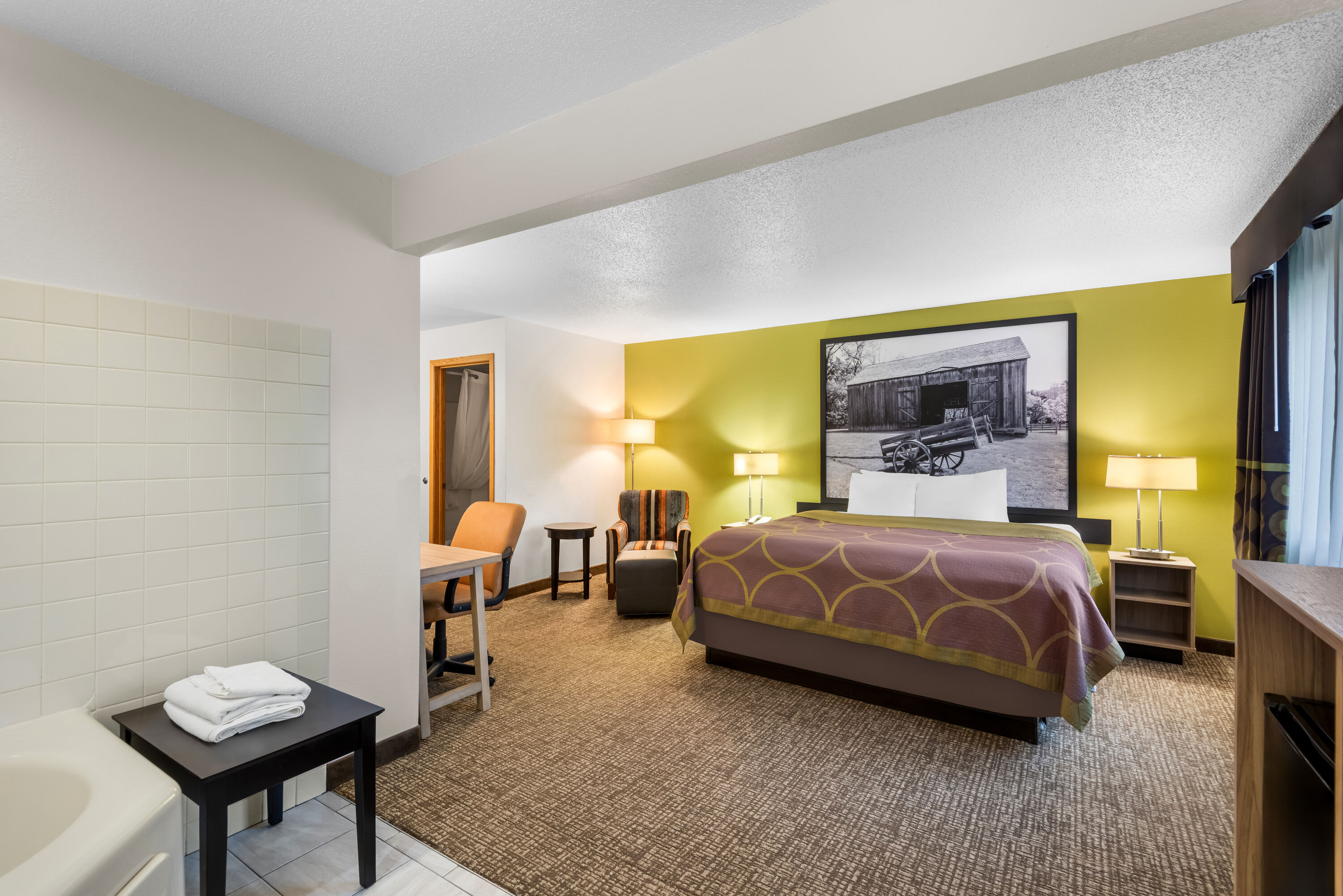 Super 8 by Wyndham Oelwein suite in Oelwein, Iowa