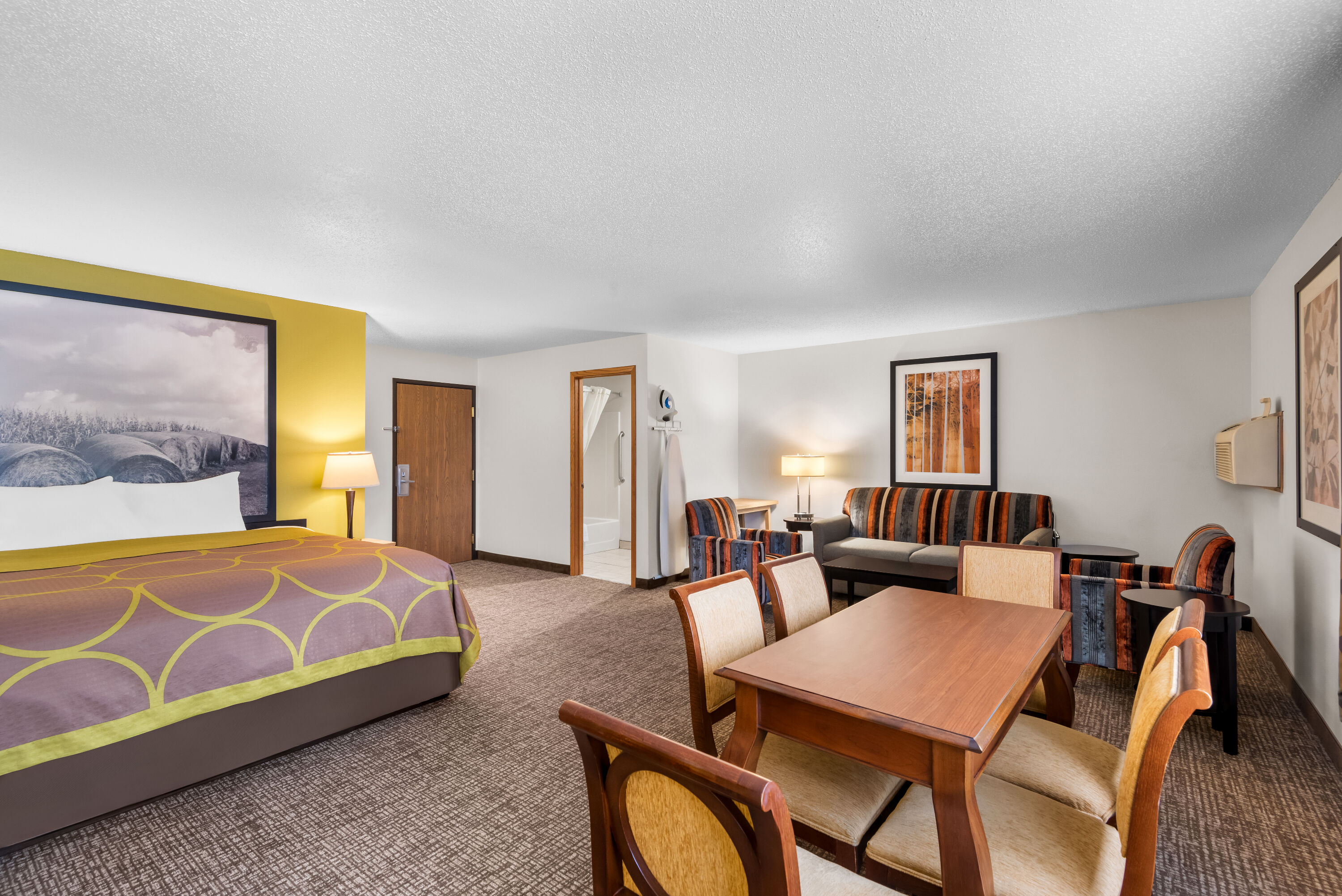 Super 8 by Wyndham Oelwein suite in Oelwein, Iowa