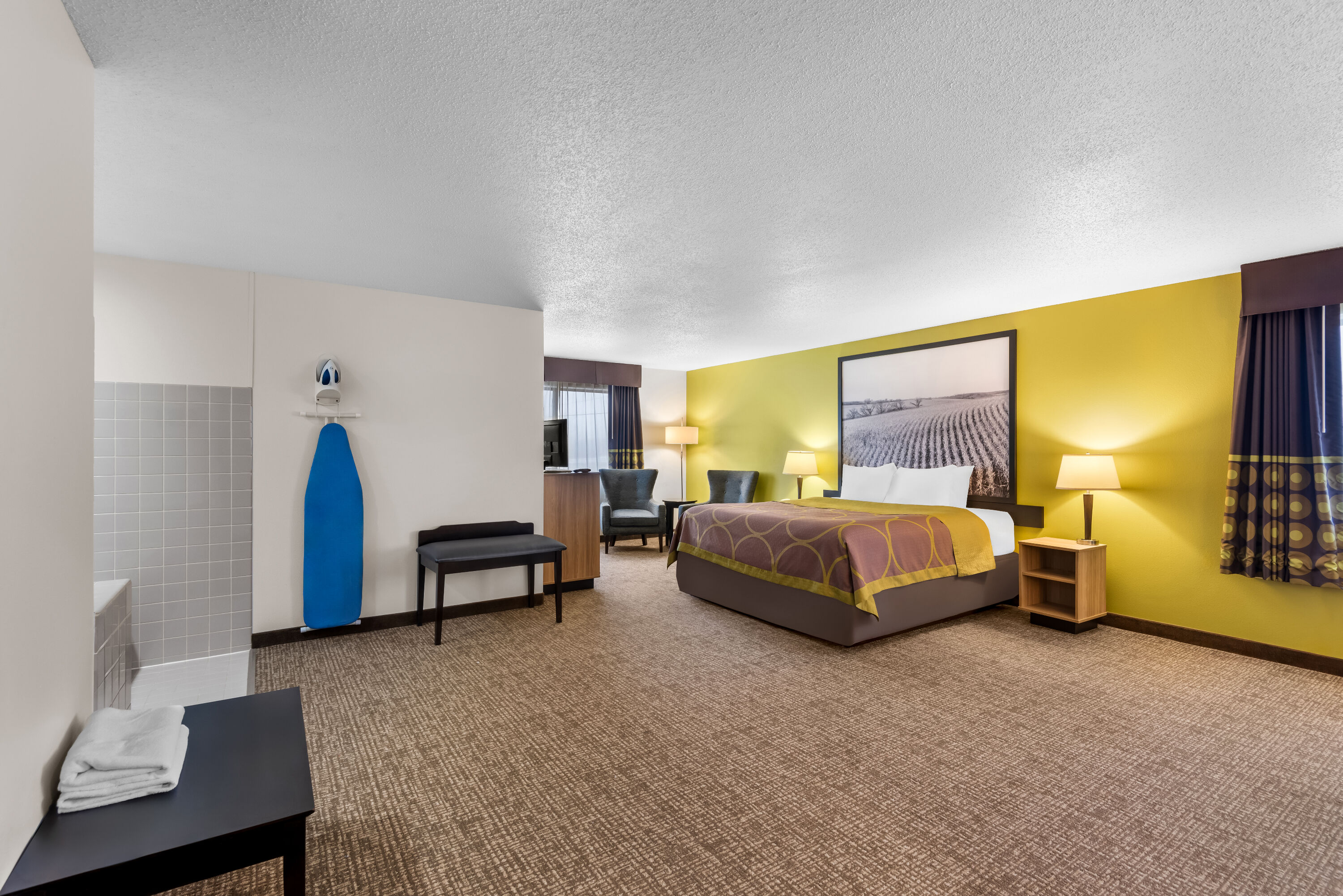 Super 8 by Wyndham Oelwein suite in Oelwein, Iowa