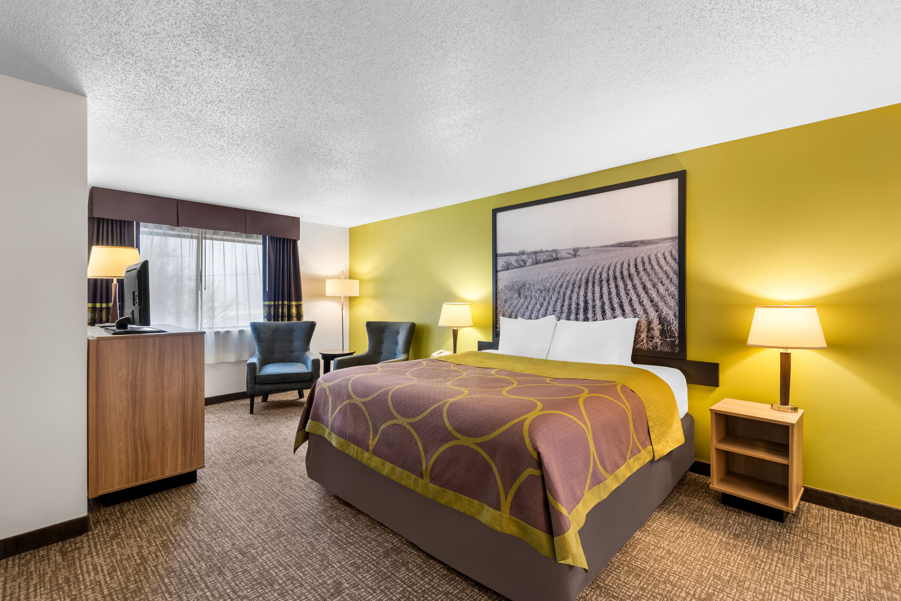Super 8 by Wyndham Oelwein suite in Oelwein, Iowa