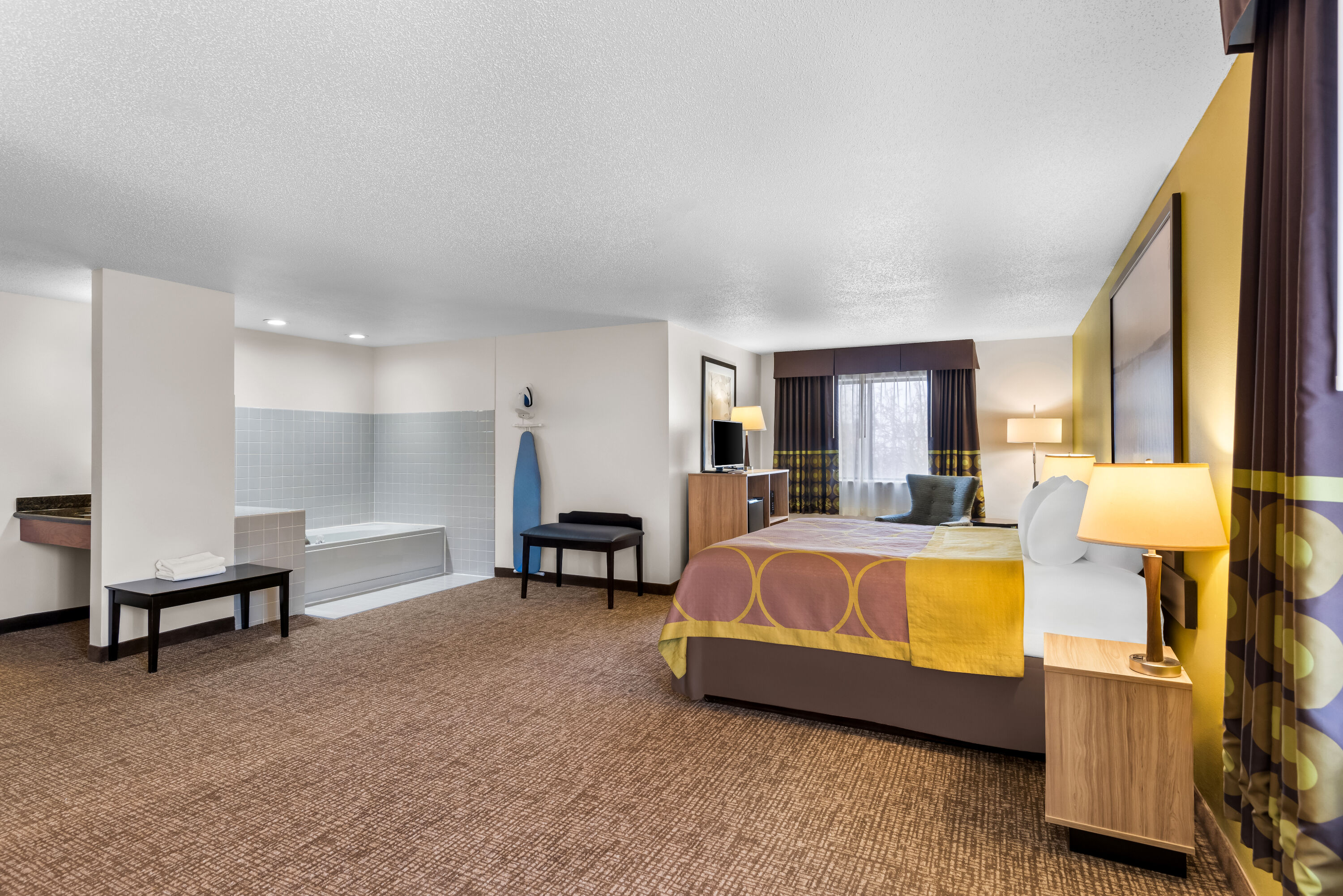 Super 8 by Wyndham Oelwein suite in Oelwein, Iowa