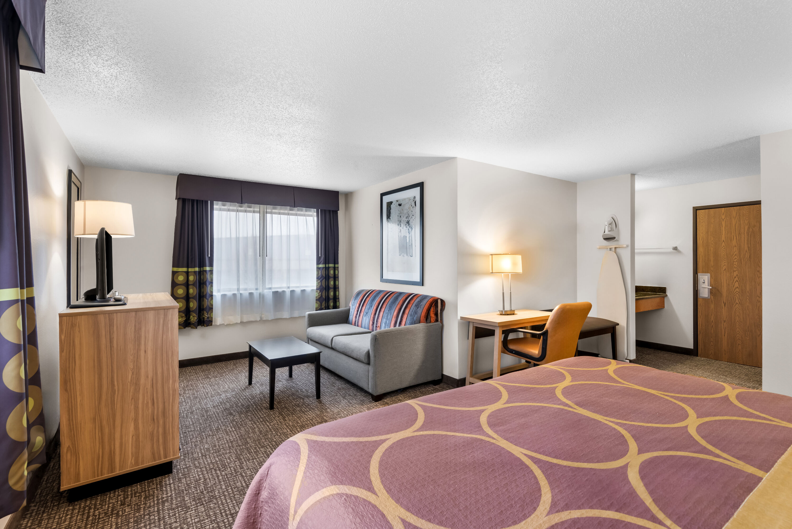 Super 8 by Wyndham Oelwein suite in Oelwein, Iowa