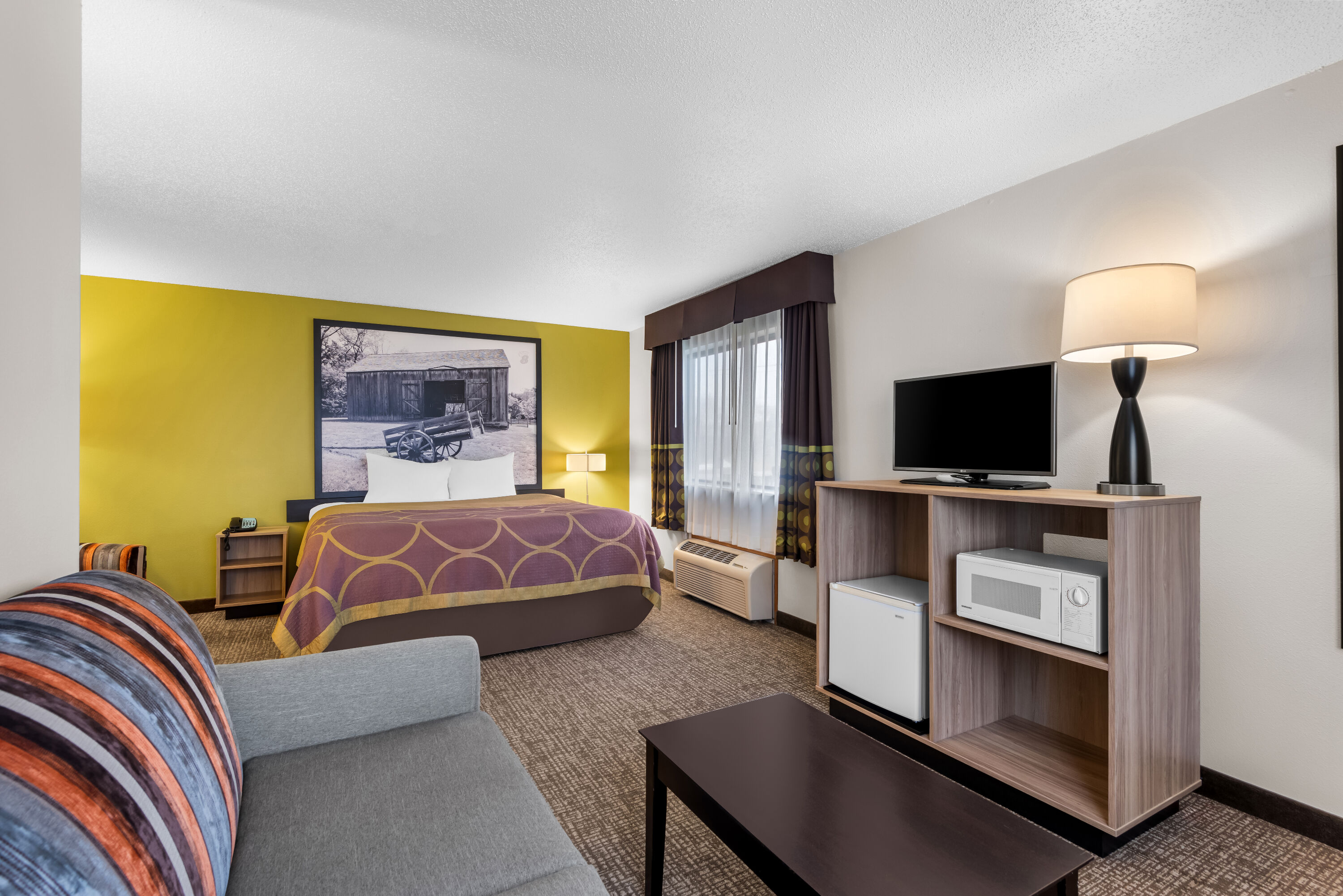 Super 8 by Wyndham Oelwein suite in Oelwein, Iowa