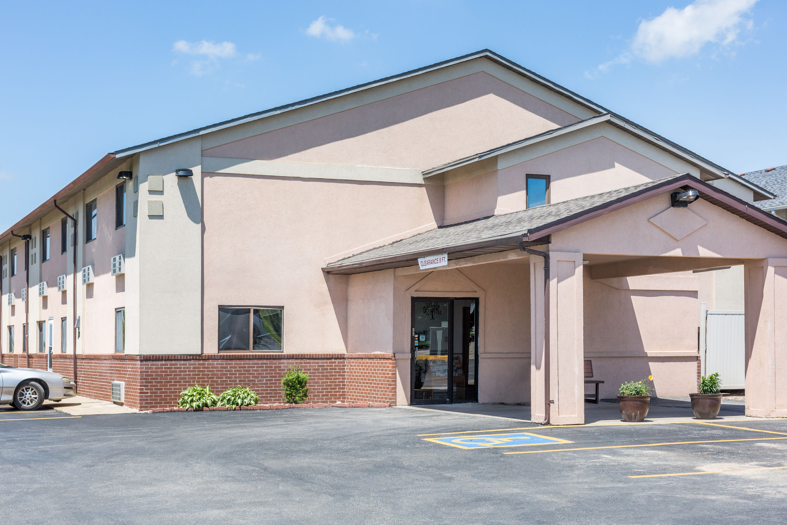 Exterior Day Image of Super 8 by Wyndham Osceola IA hotel in Osceola, Iowa