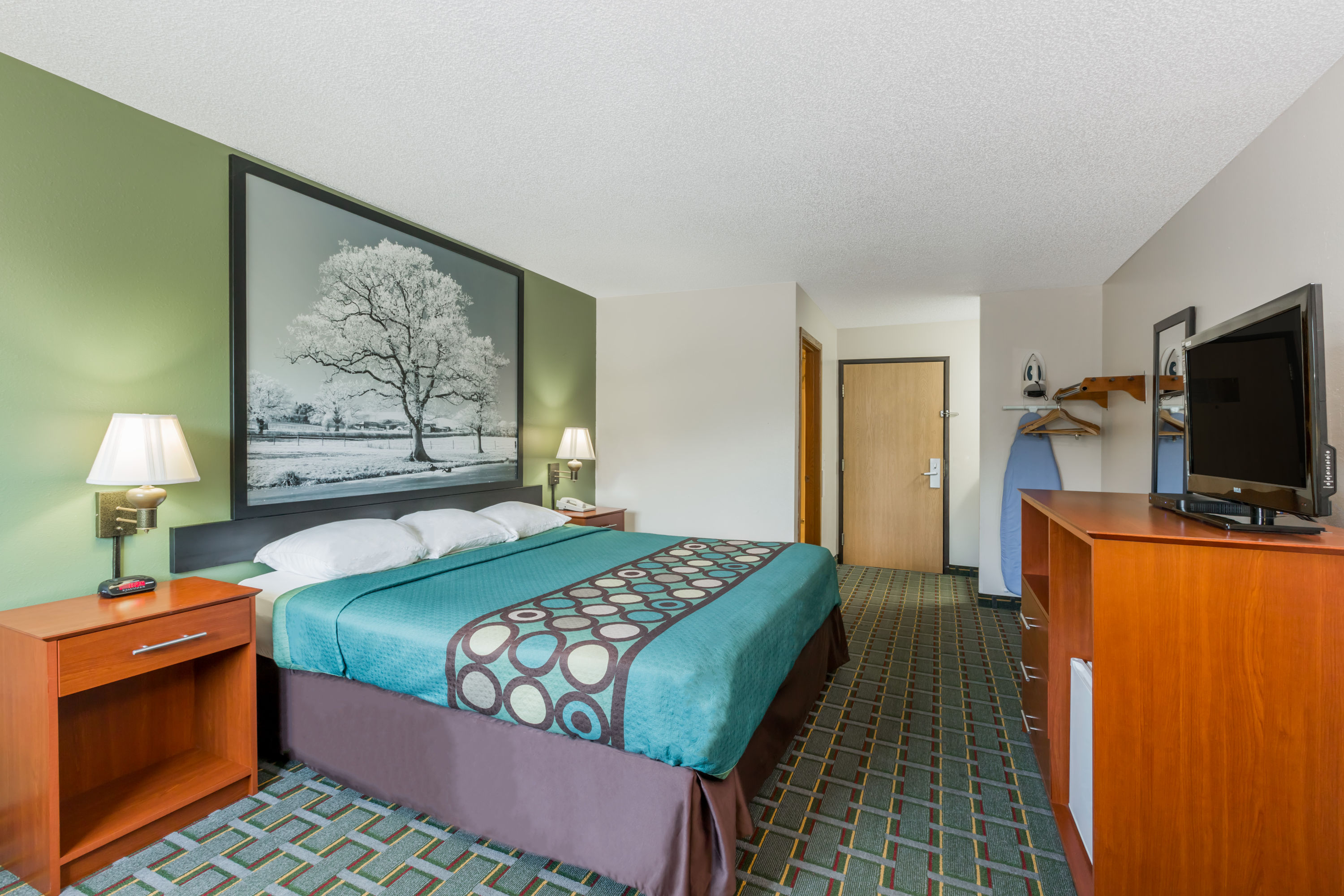Guest room at the Super 8 by Wyndham Osceola IA in Osceola, Iowa