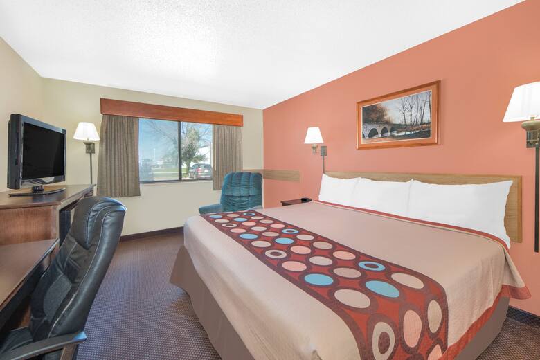 Guest room at the Super 8 Ottumwa in Ottumwa, Iowa