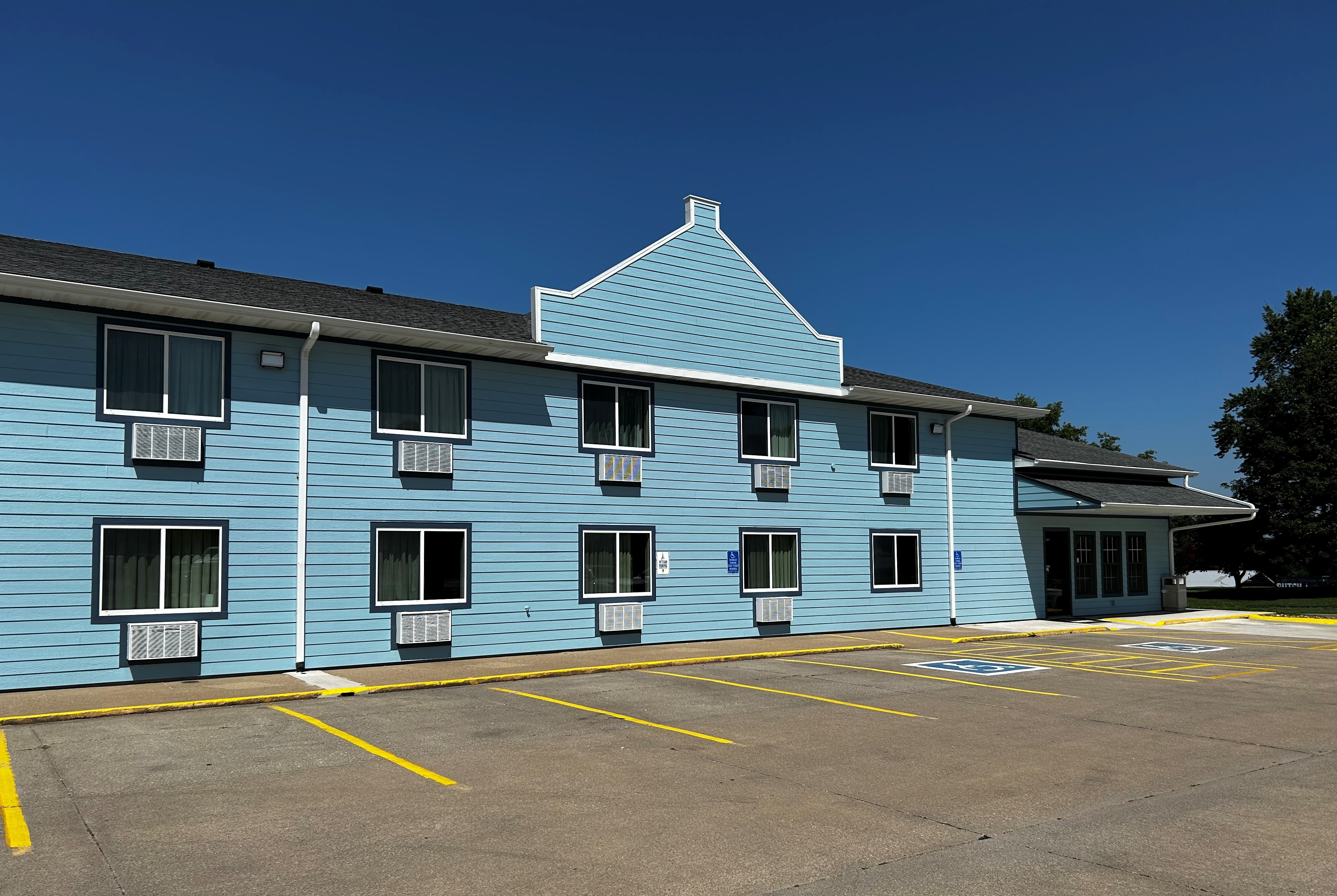 Exterior of Super 8 by Wyndham Pella hotel in Pella, Iowa