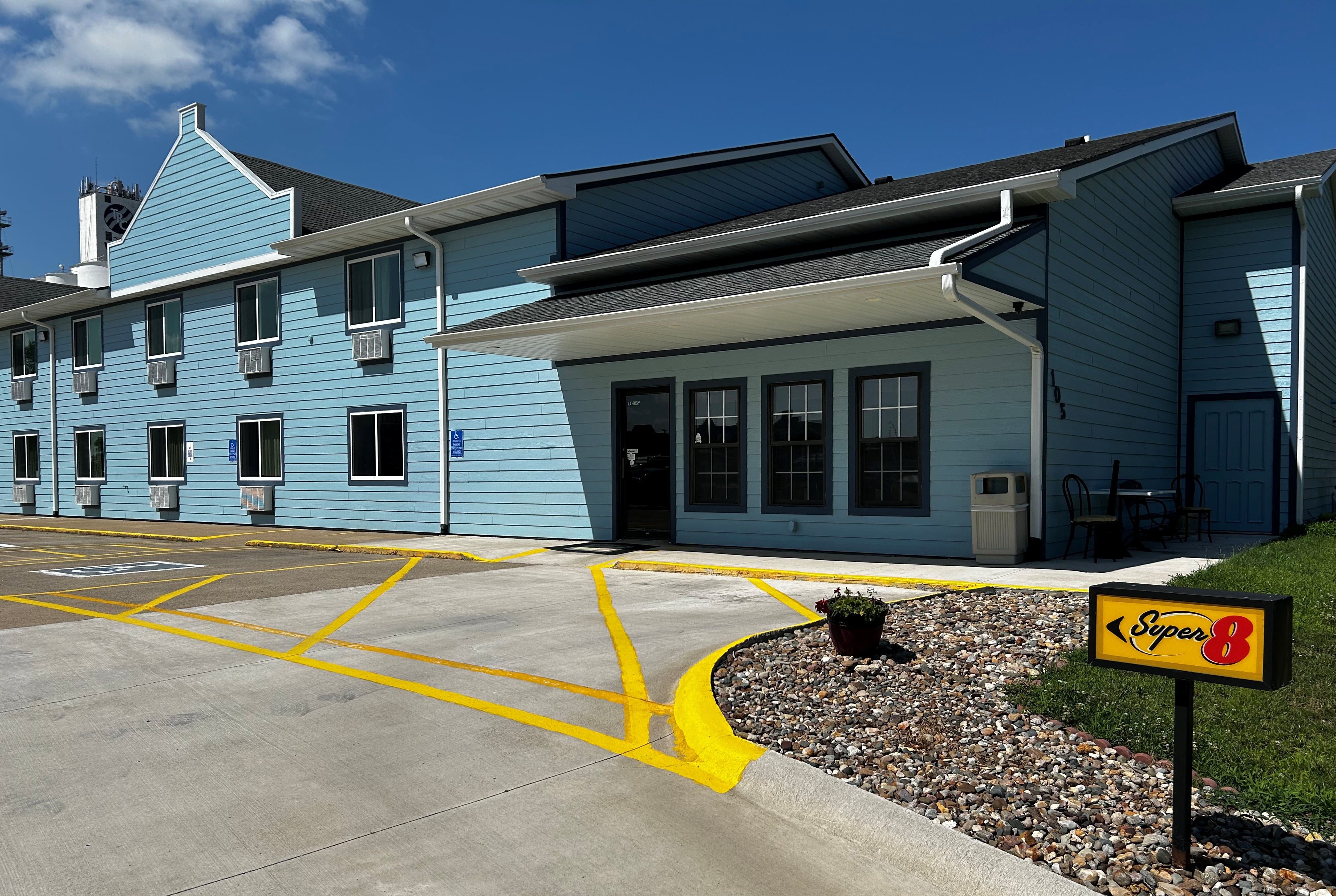 Exterior of Super 8 by Wyndham Pella hotel in Pella, Iowa