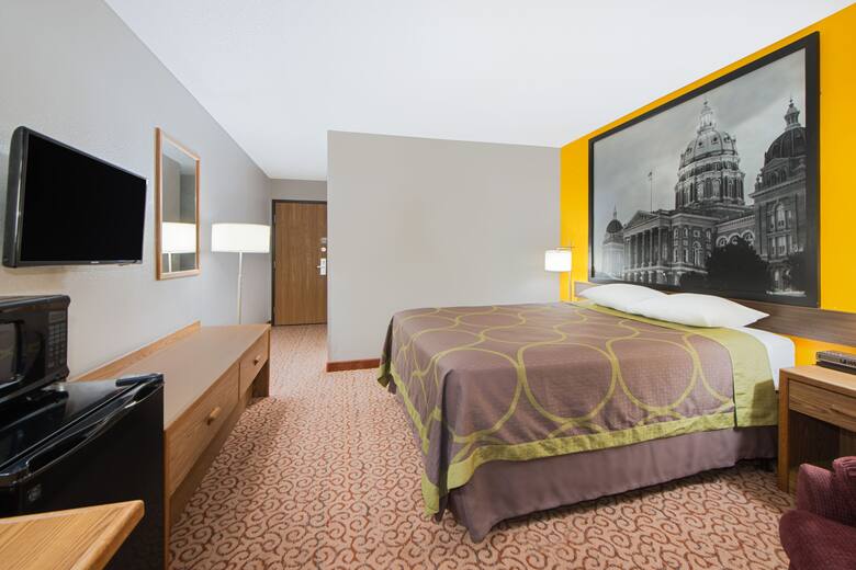 Guest room at the Super 8 Pella in Pella, Iowa