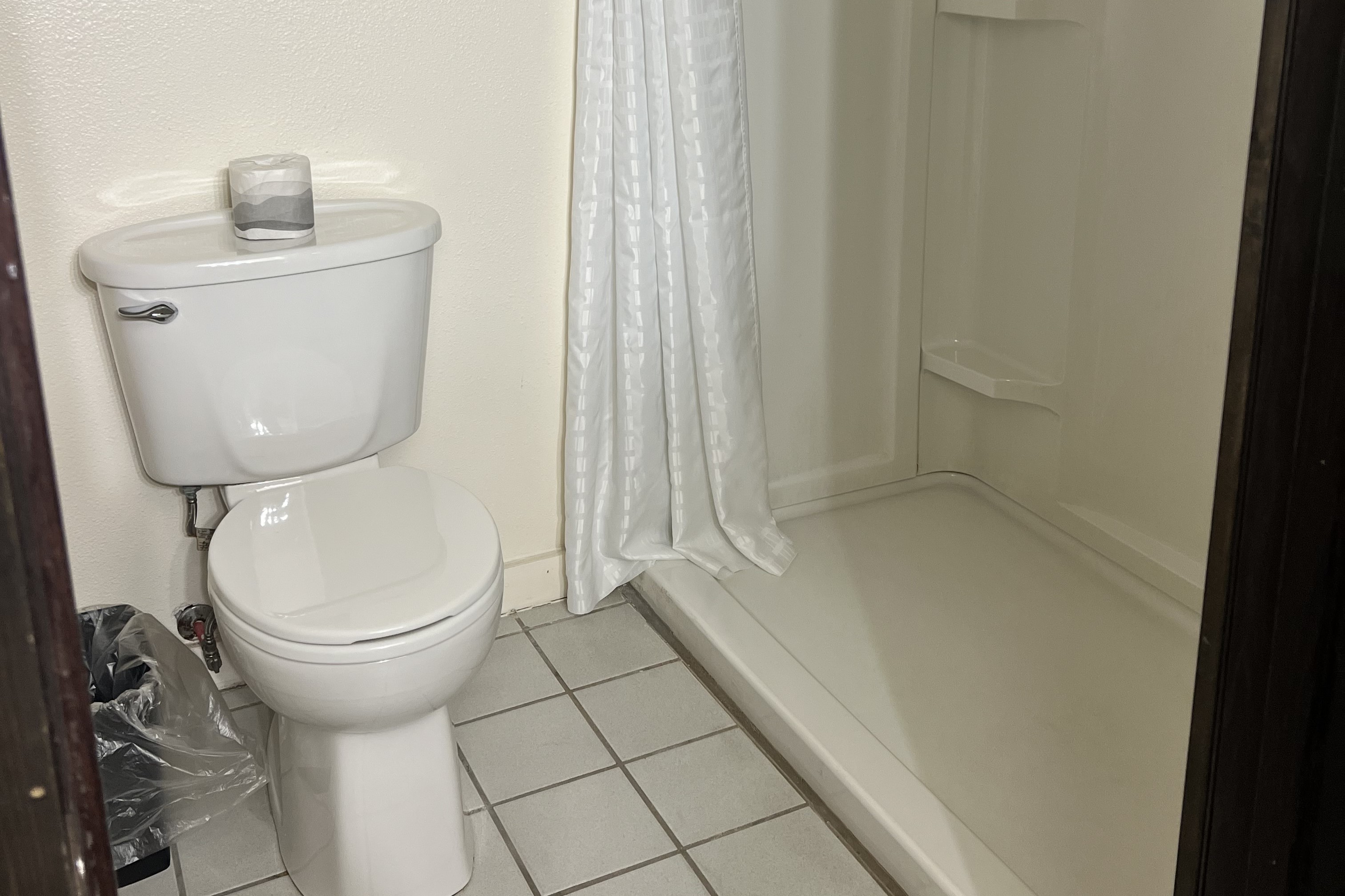 Guest room bath at the Super 8 by Wyndham Nebraska City in Percival, Iowa