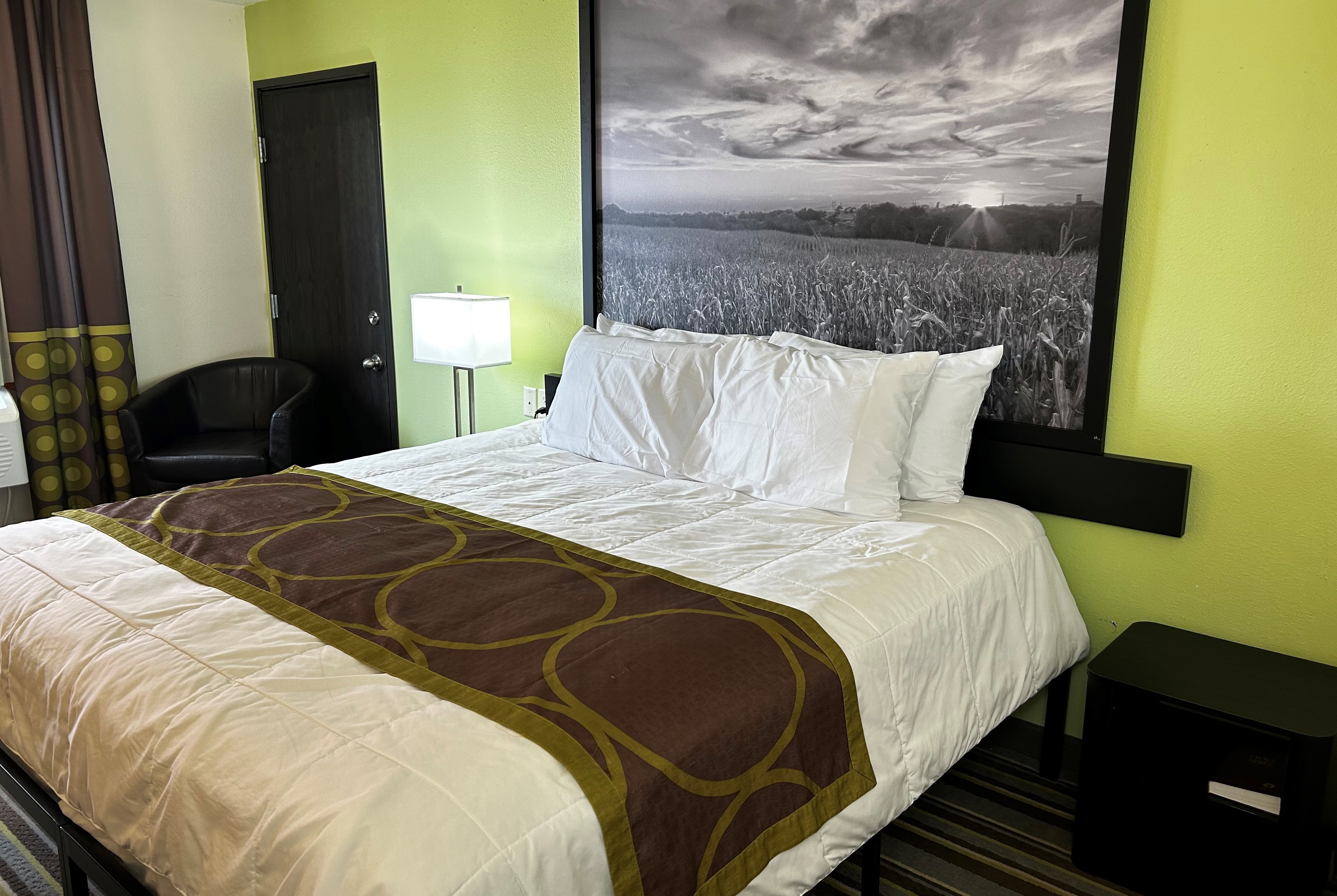 King bed guest room at the Super 8 by Wyndham Nebraska City in Percival, Iowa