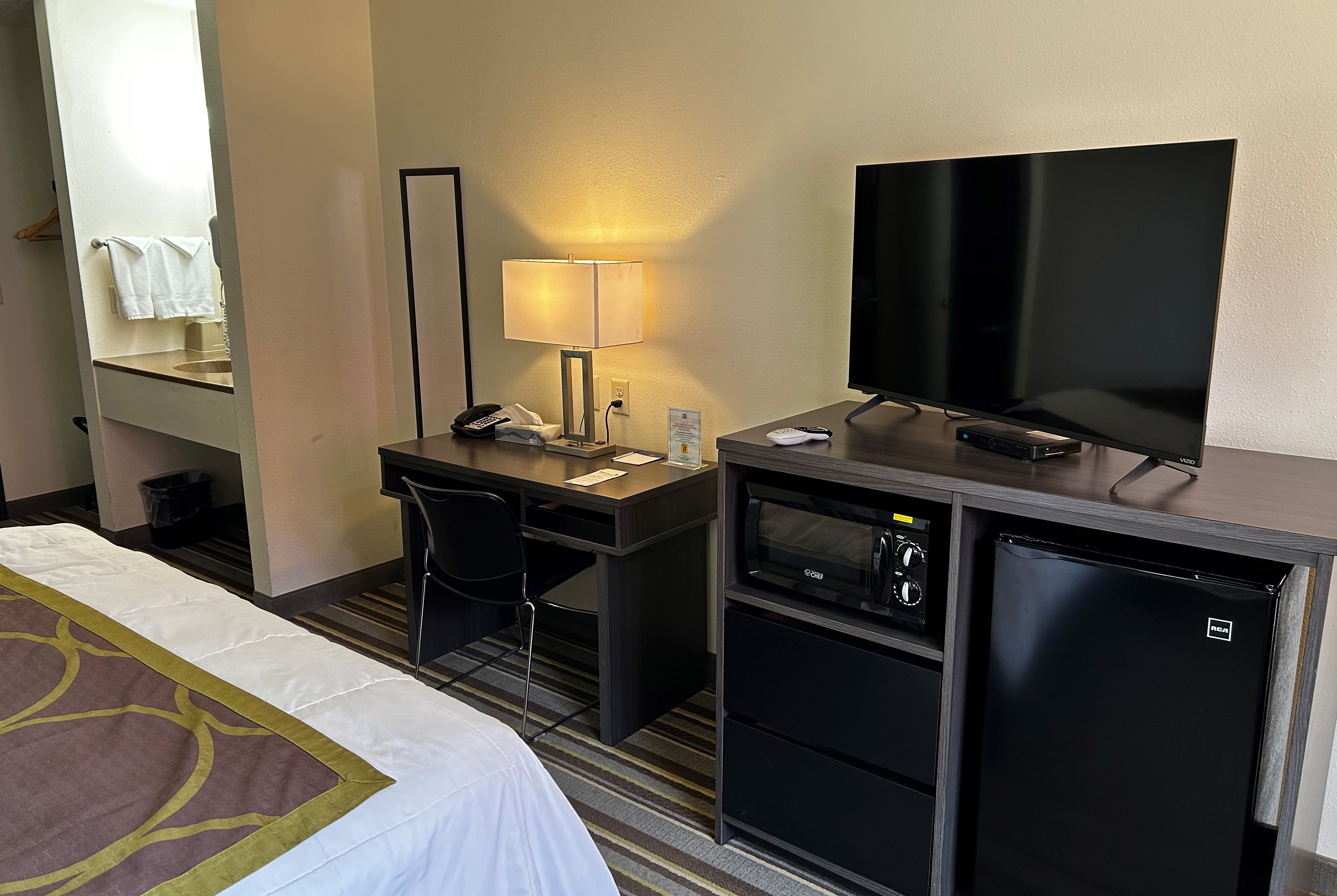 King bed guest room at the Super 8 by Wyndham Nebraska City in Percival, Iowa