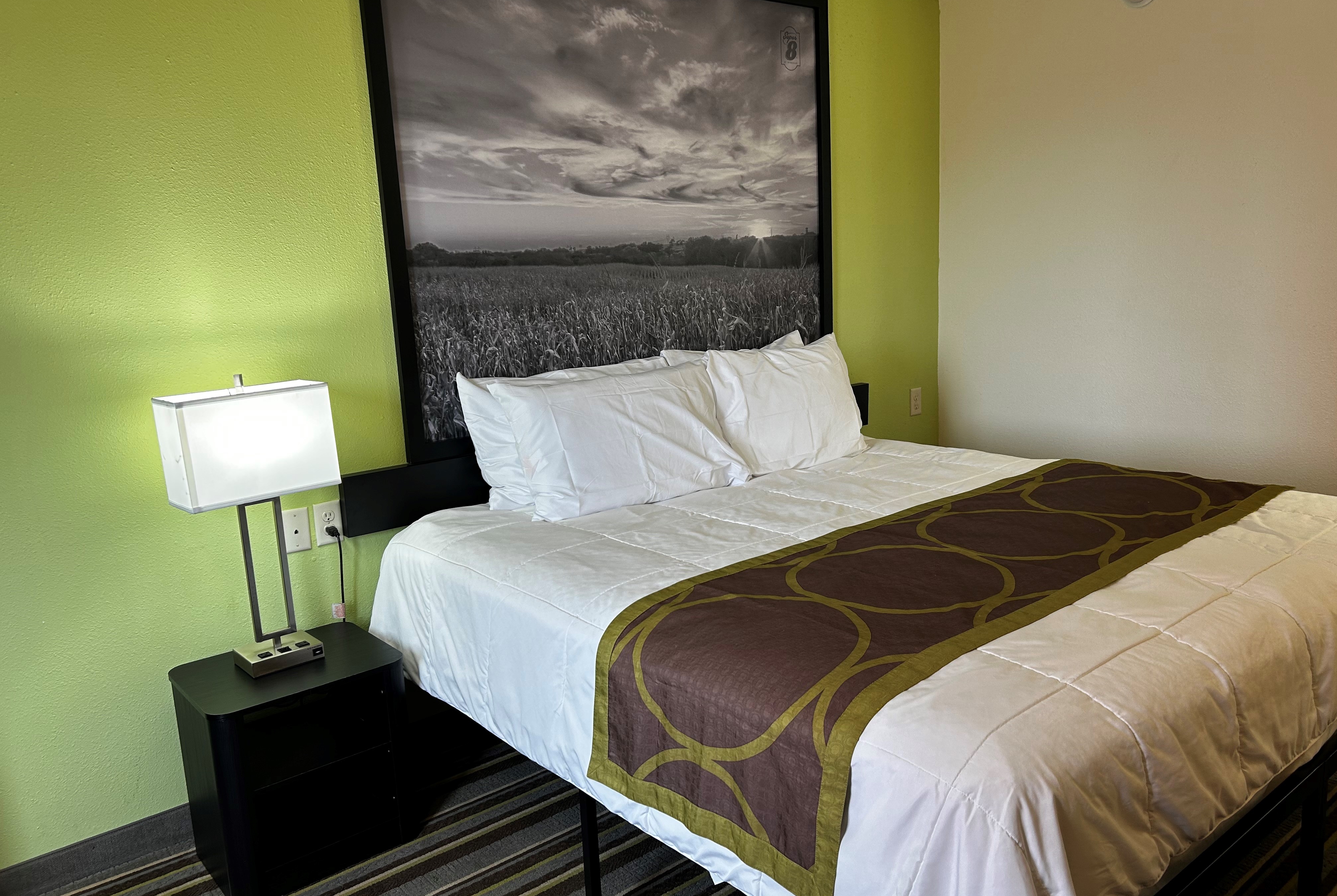 King bed guest room at the Super 8 by Wyndham Nebraska City in Percival, Iowa