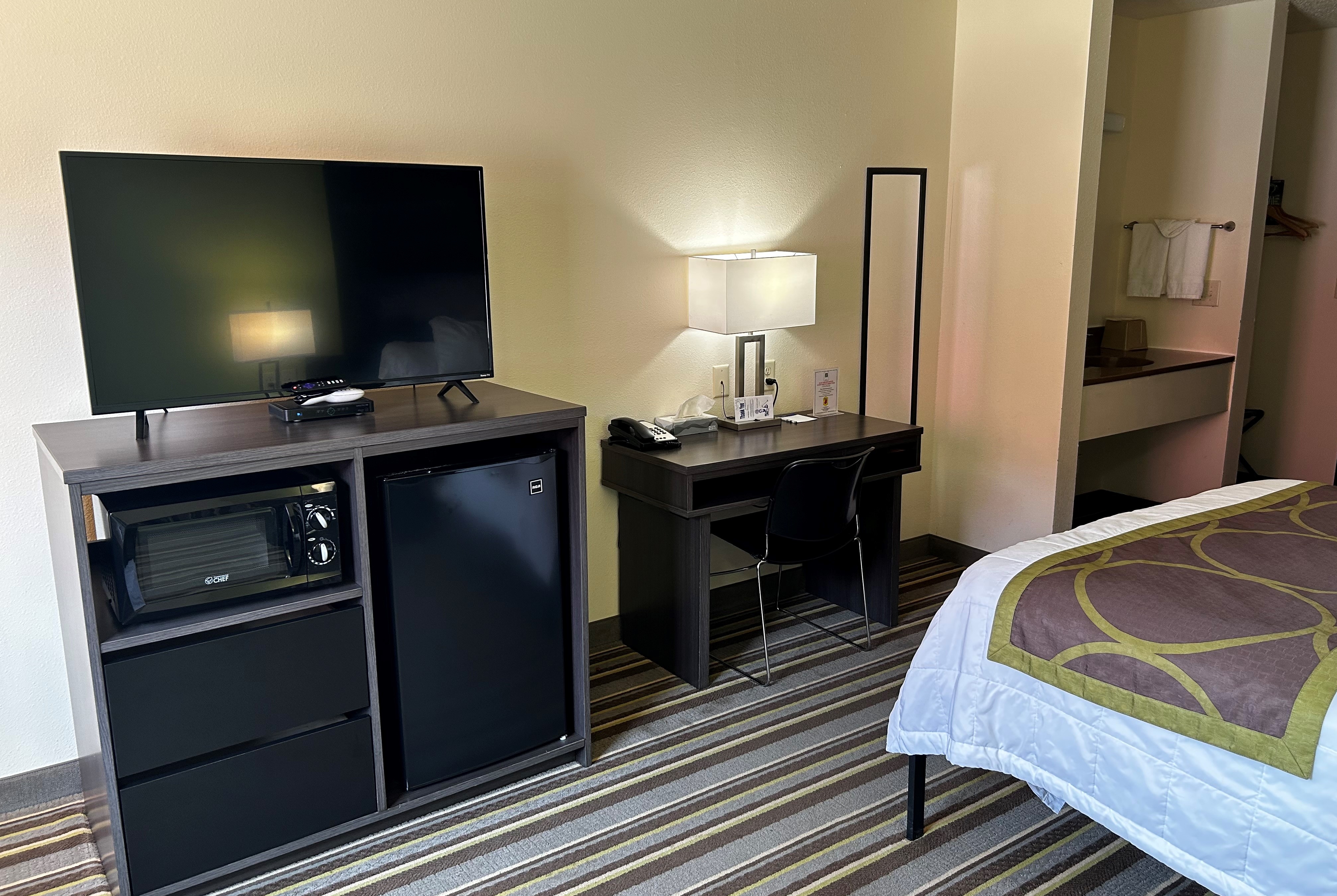 Queen bed guest room at the Super 8 by Wyndham Nebraska City in Percival, Iowa