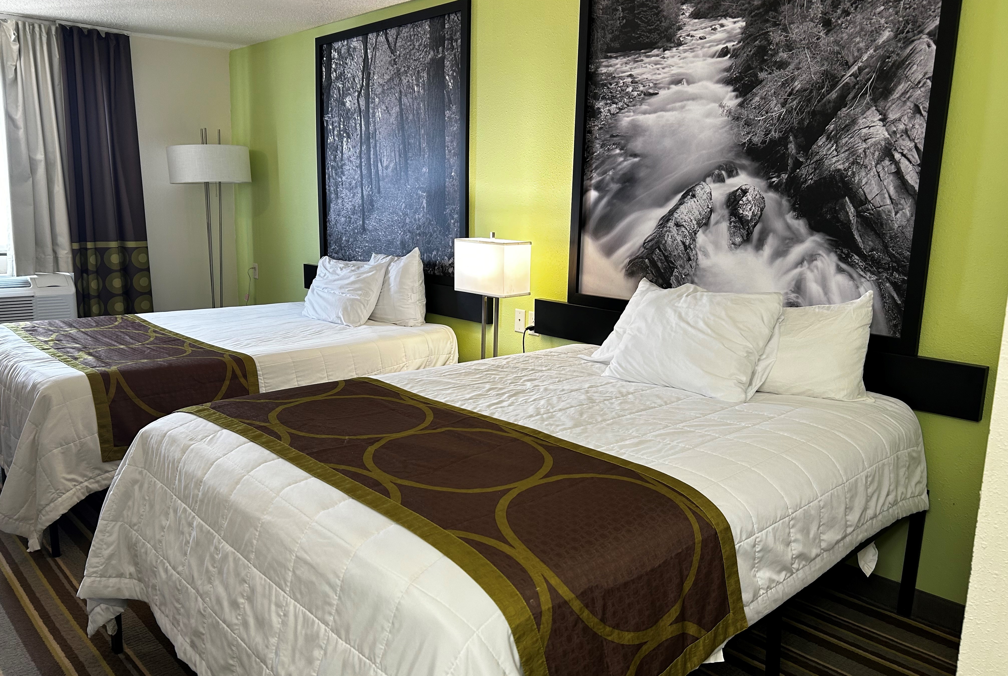 Queen bed guest room at the Super 8 by Wyndham Nebraska City in Percival, Iowa